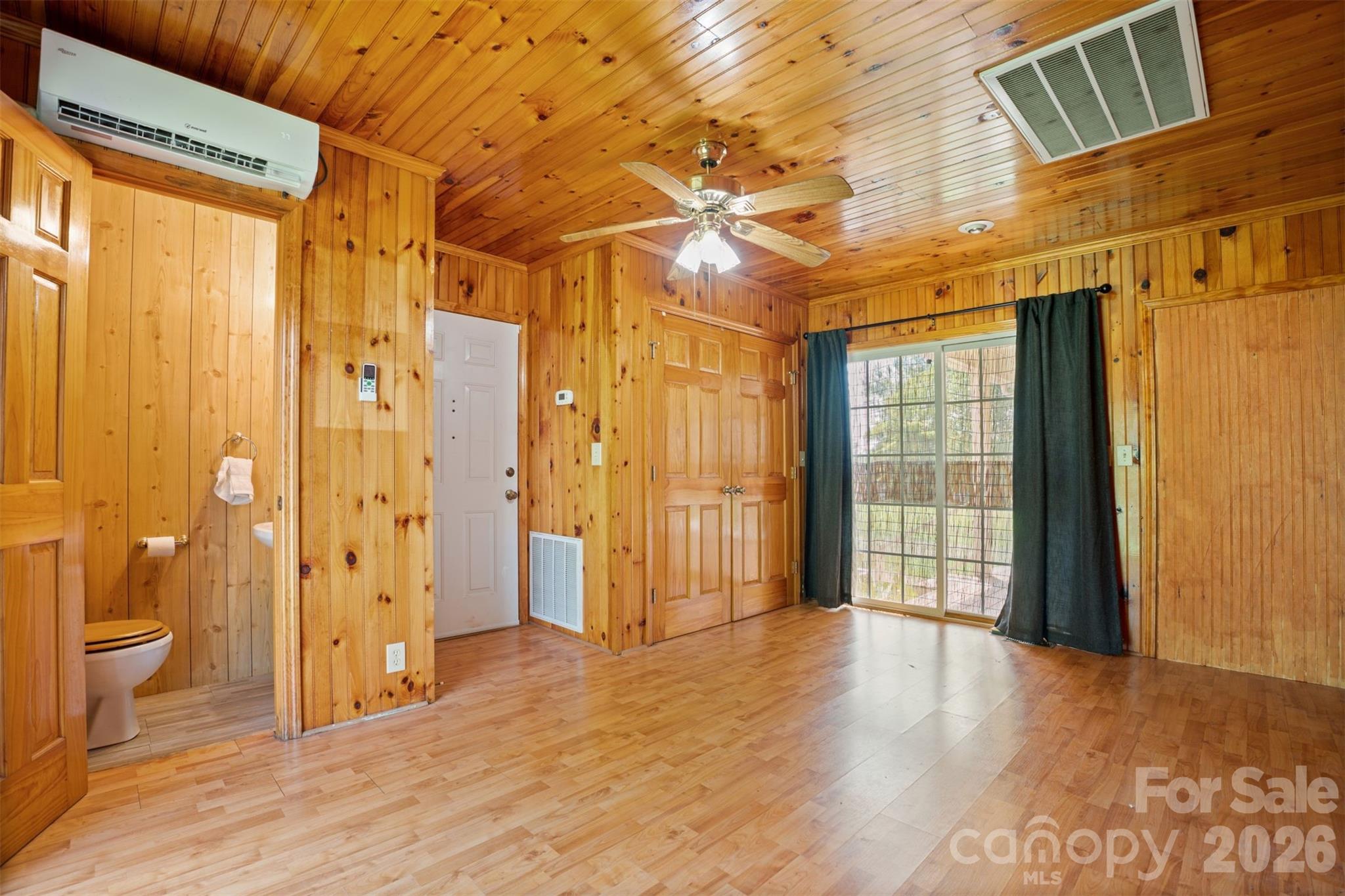 218 S Plantation Road — Lancaster