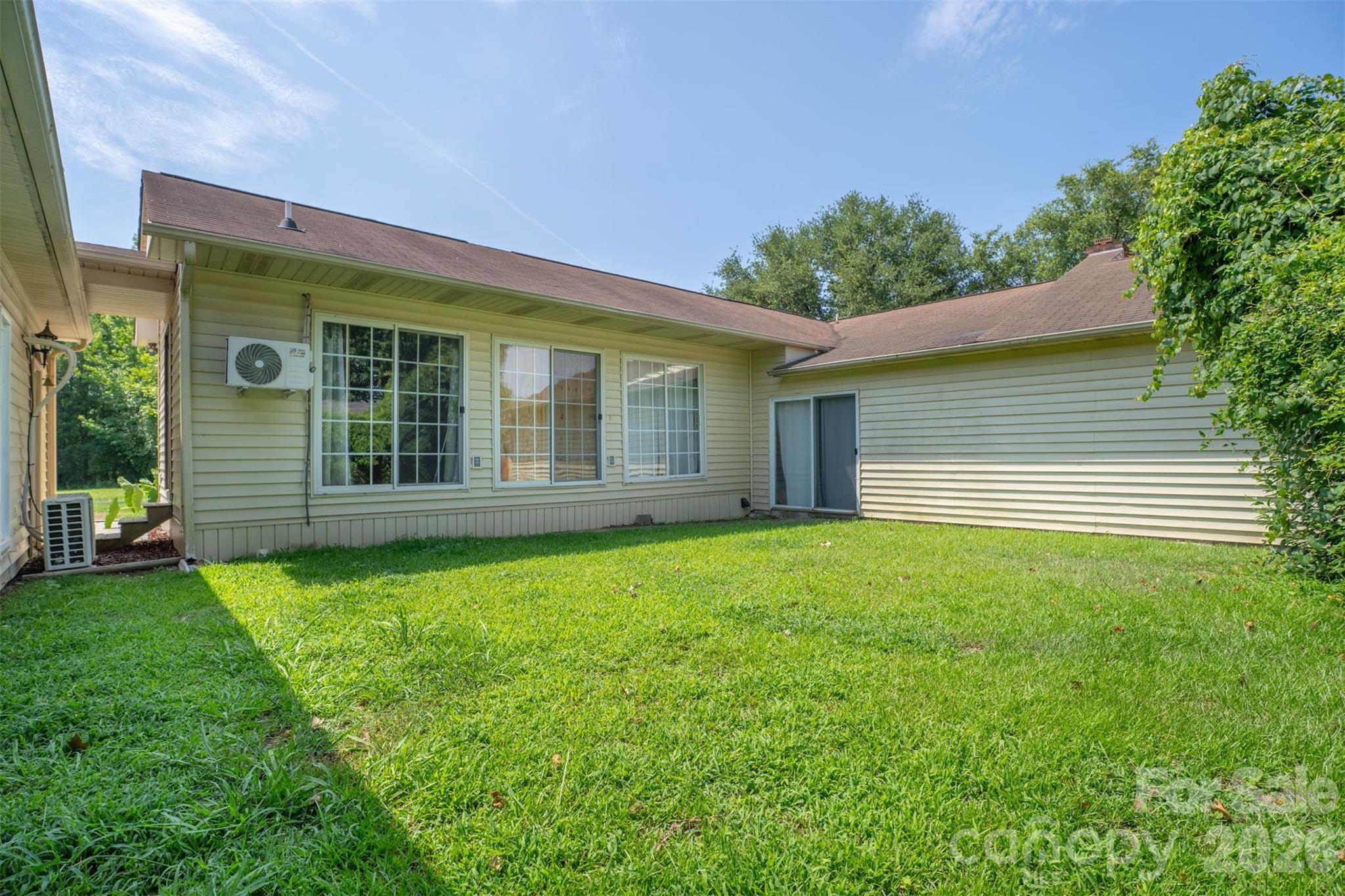 218 S Plantation Road — Lancaster