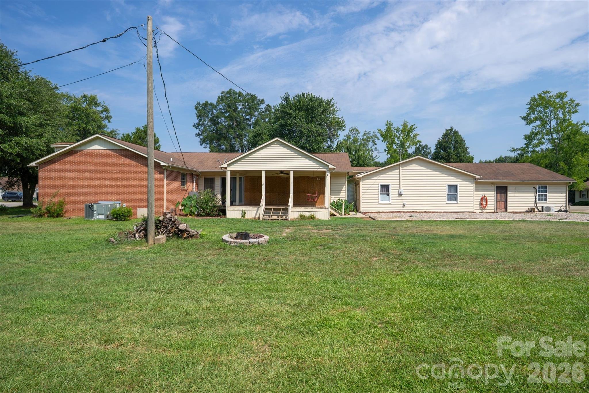 218 S Plantation Road — Lancaster