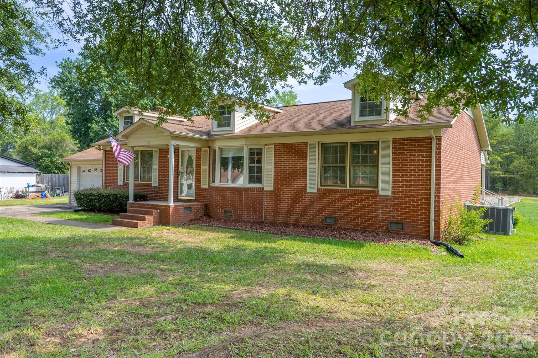 218 S Plantation Road — Lancaster