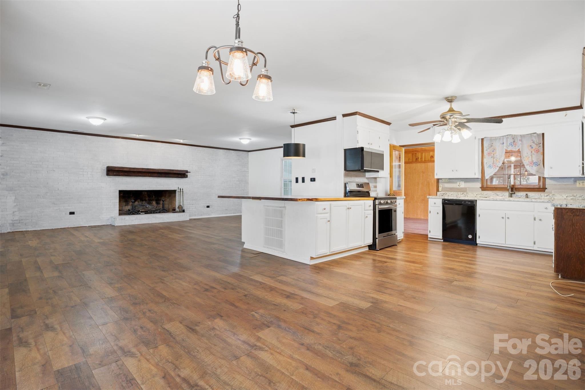 218 S Plantation Road — Lancaster