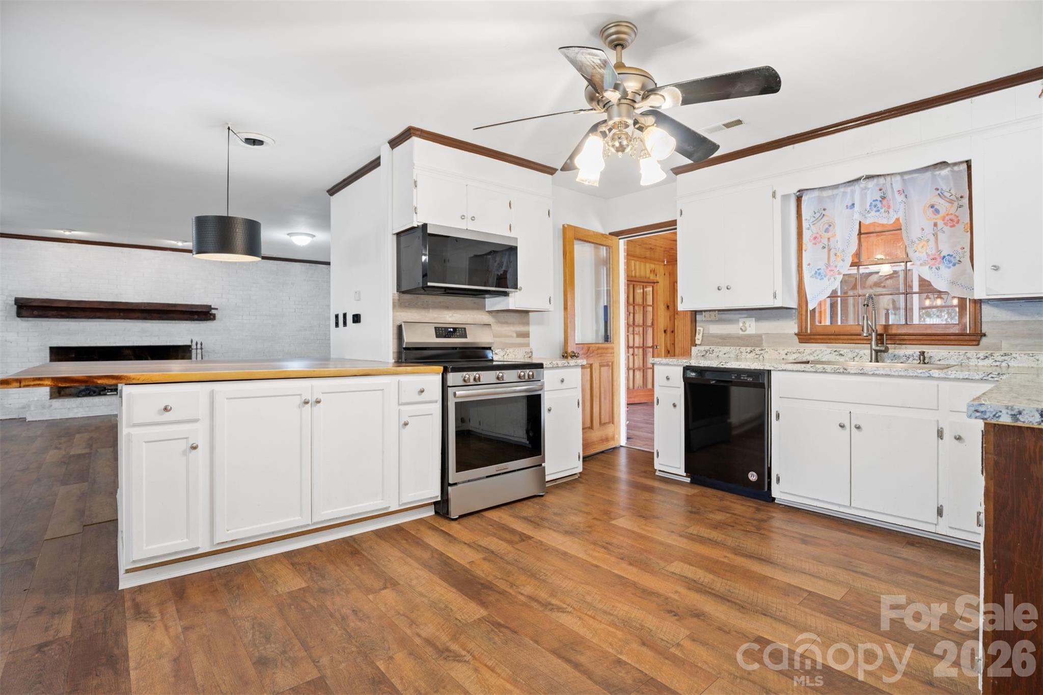 218 S Plantation Road — Lancaster