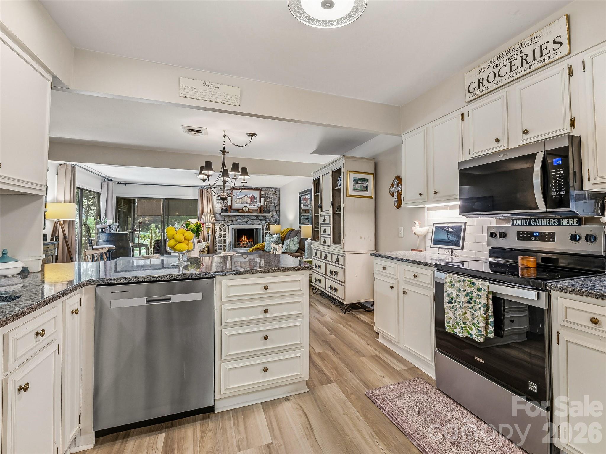 17 Lakemoor Lane — Hendersonville