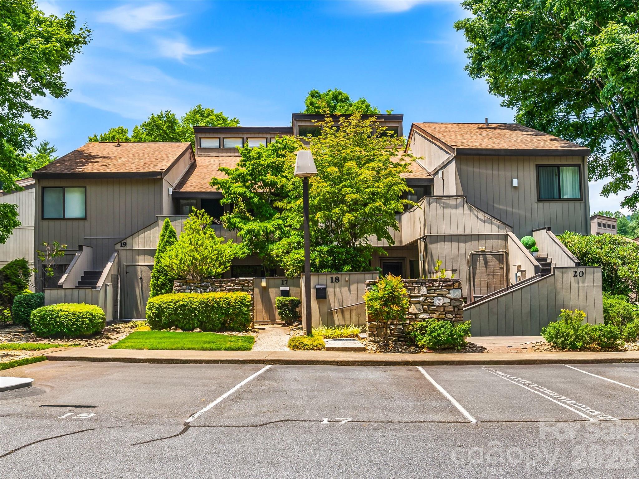 17 Lakemoor Lane — Hendersonville