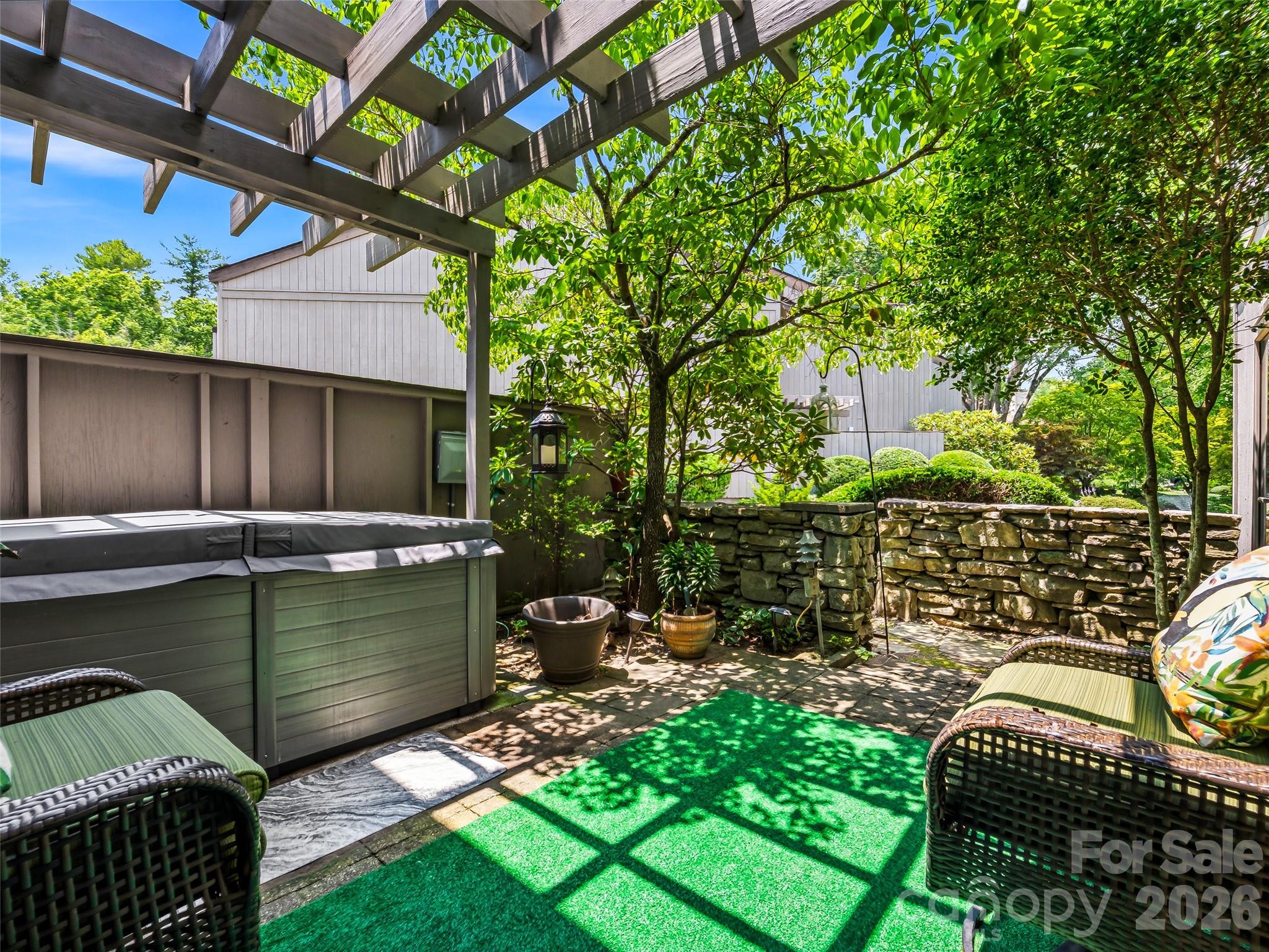 17 Lakemoor Lane — Hendersonville