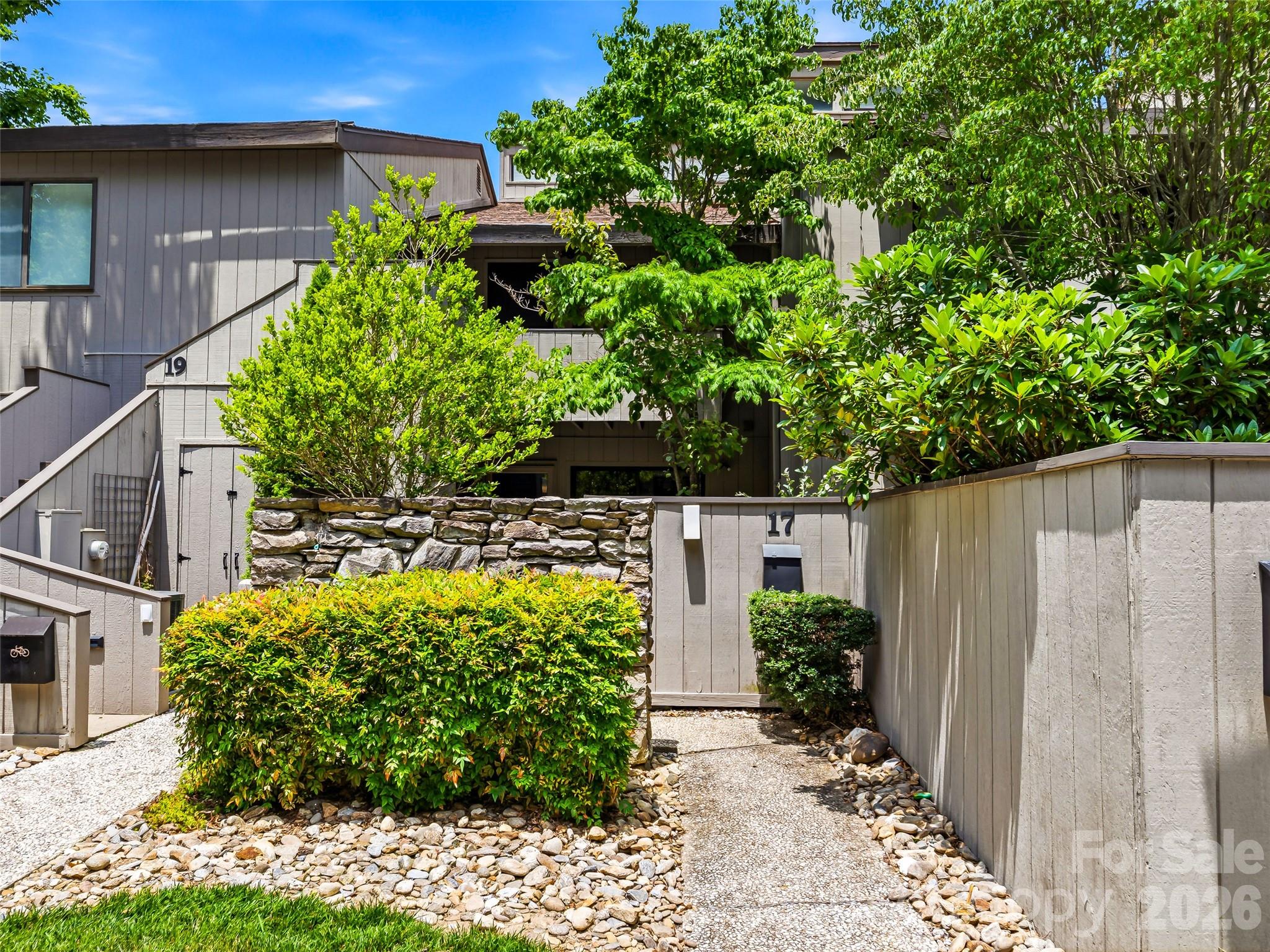 17 Lakemoor Lane — Hendersonville