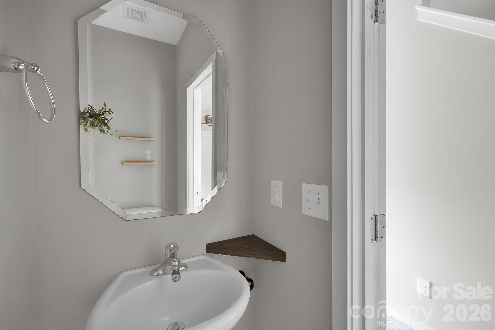 433 Battery Circle — Clover