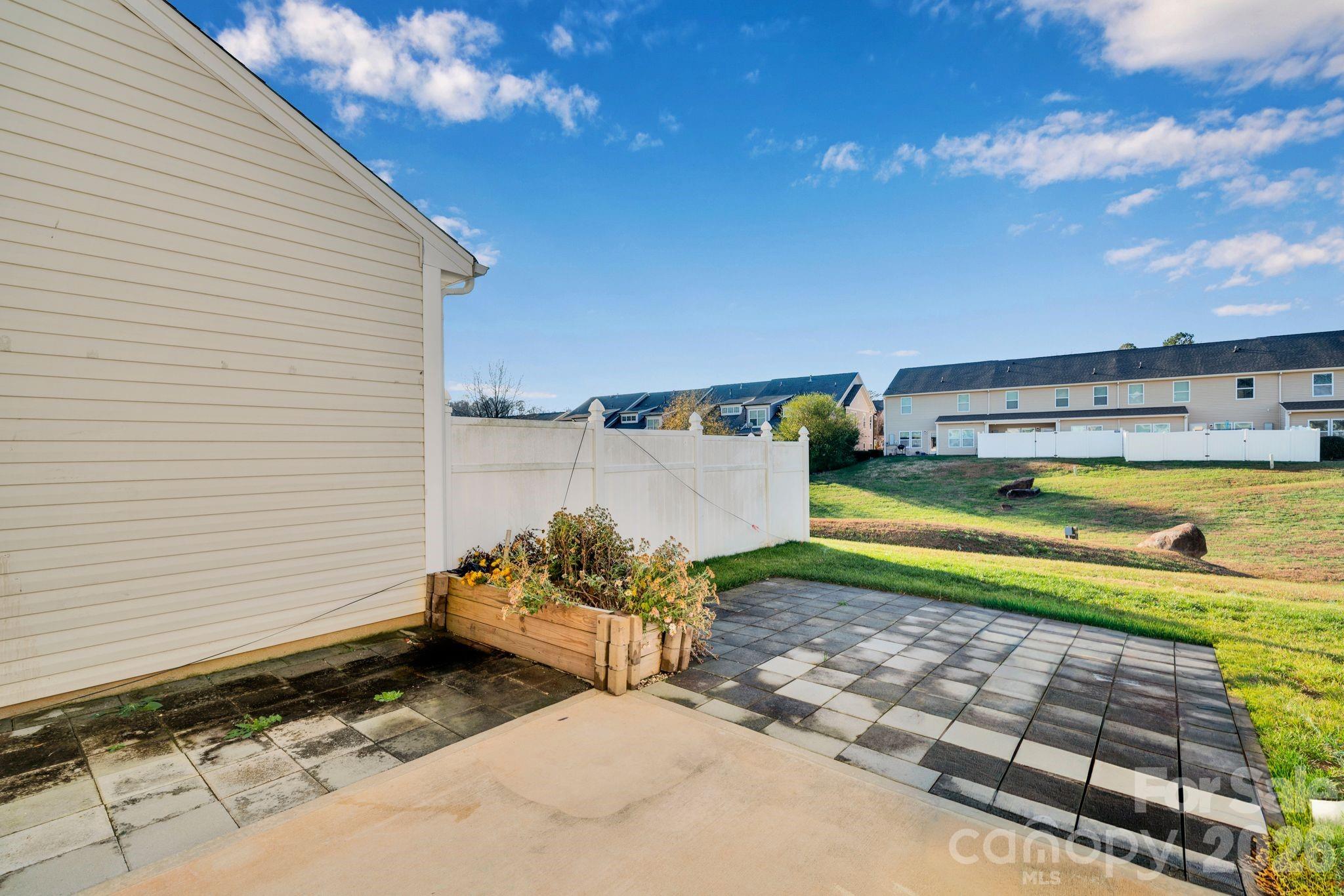 433 Battery Circle — Clover