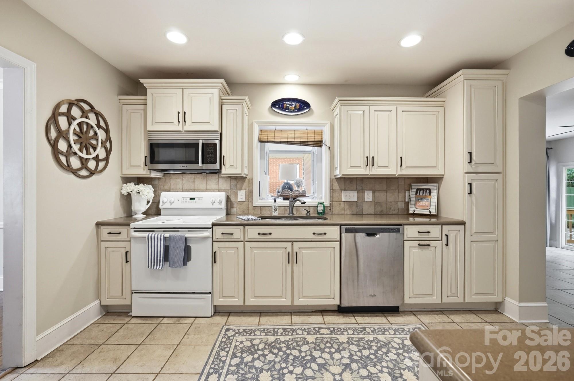 7919 Linda Lake Drive — Charlotte