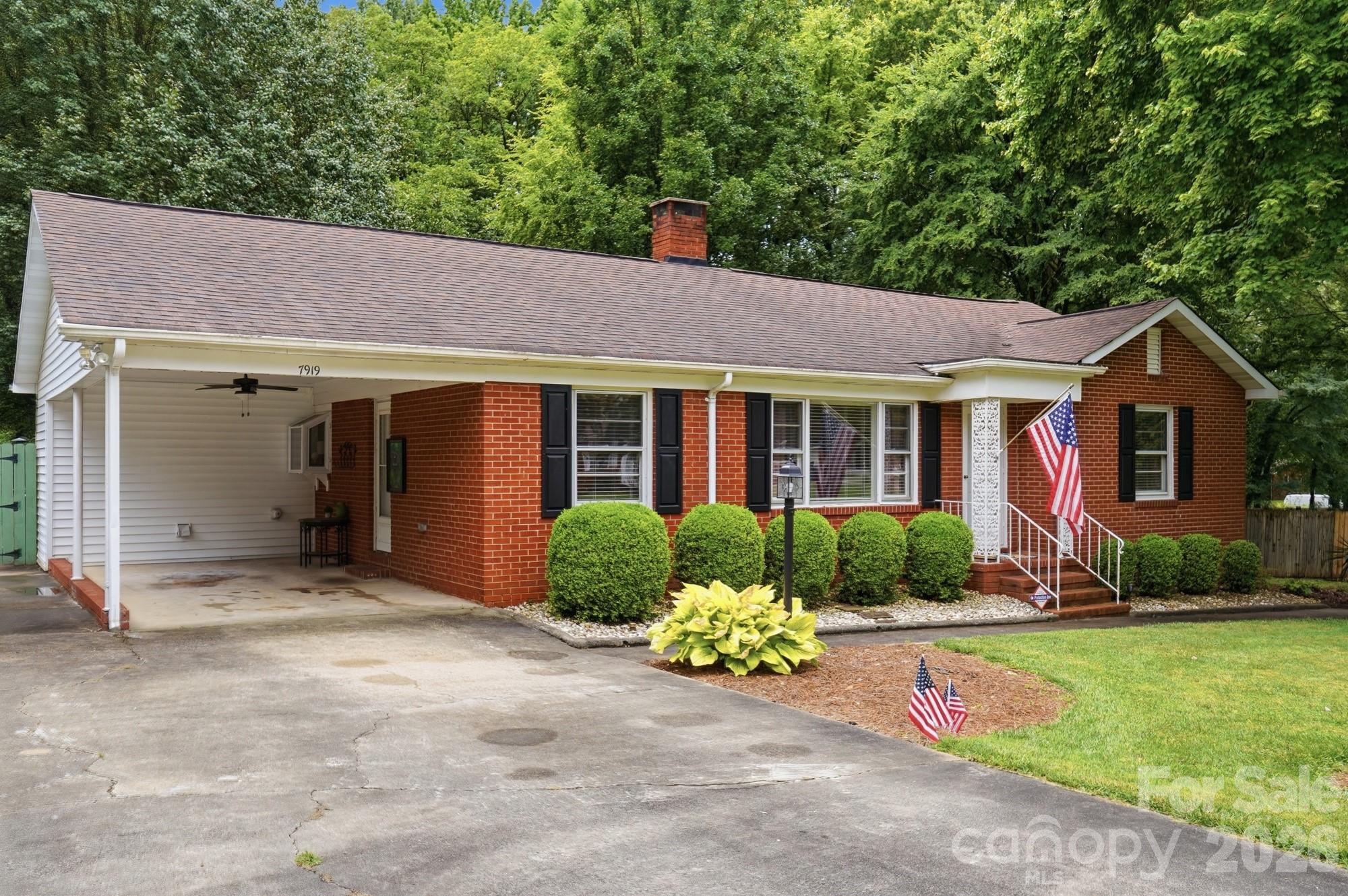 7919 Linda Lake Drive — Charlotte