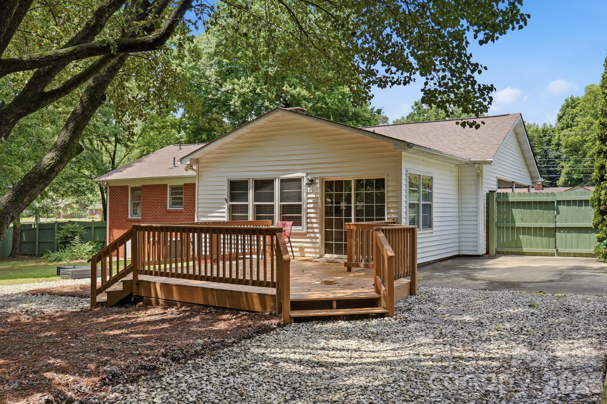 7919 Linda Lake Drive — Charlotte