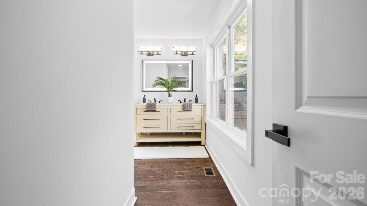 4115 N Sharon Amity Road — Charlotte