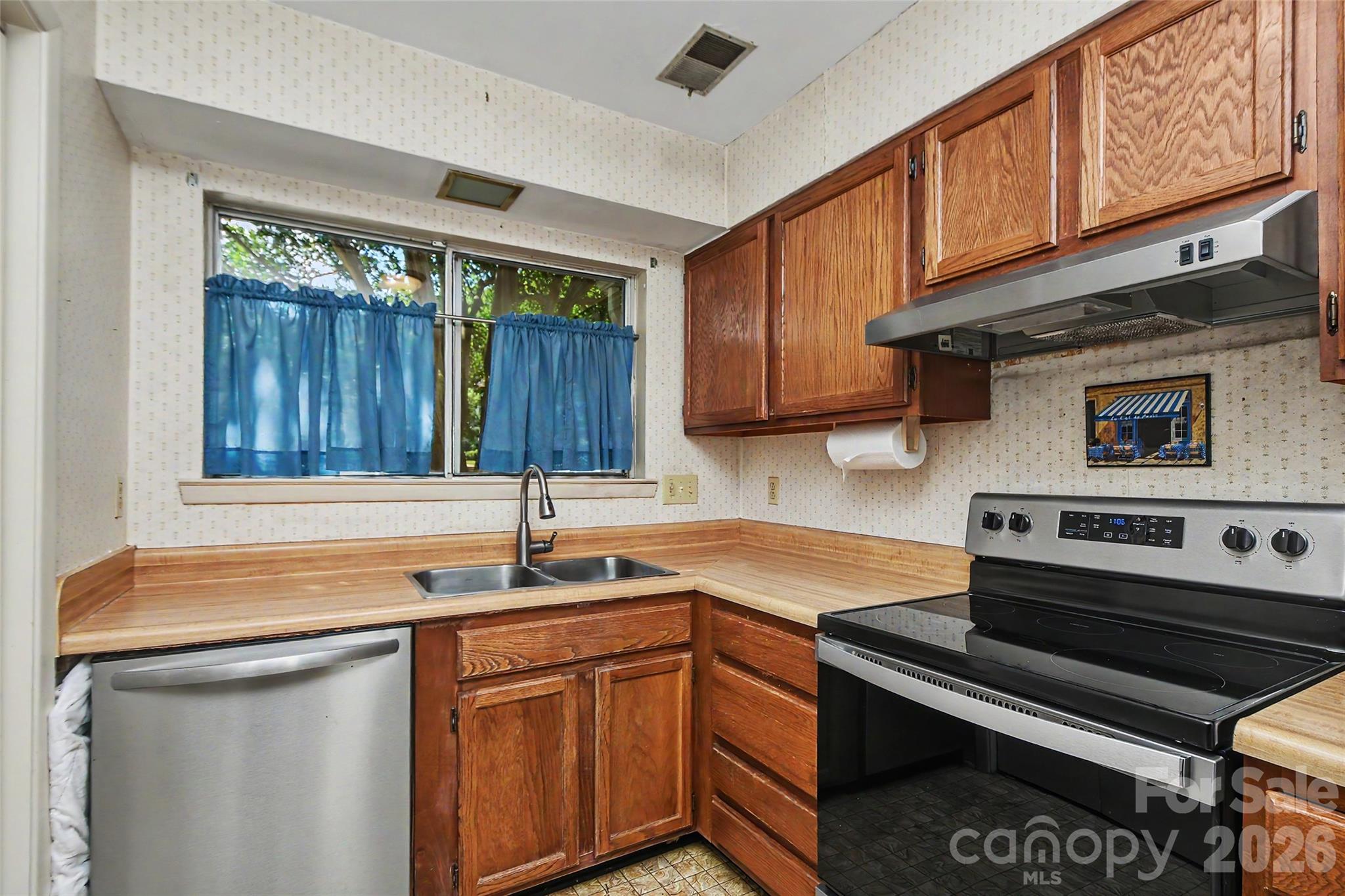 807 Sardis Cove Drive — Charlotte