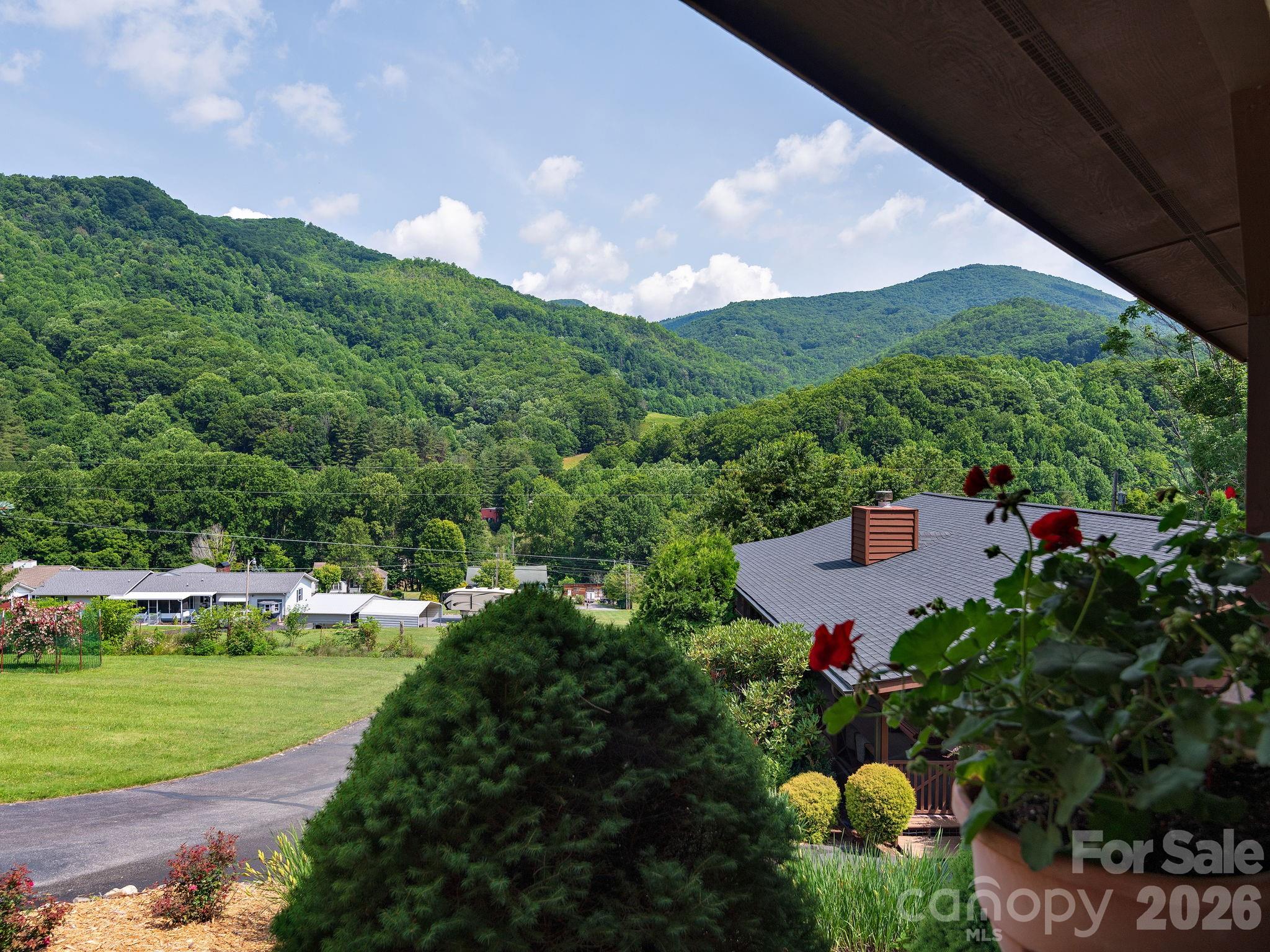 85 Hillcrest Road — Maggie Valley