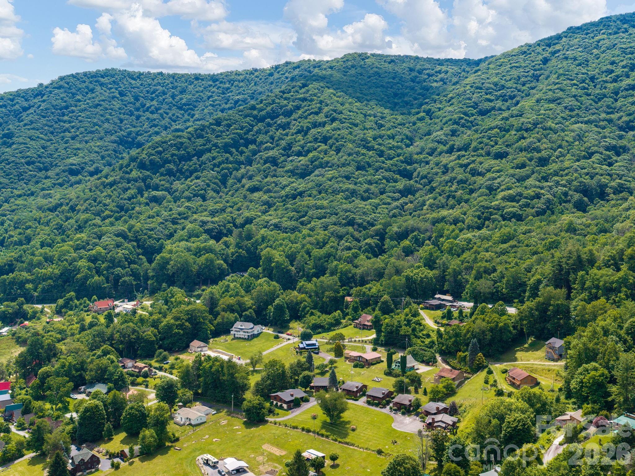 85 Hillcrest Road — Maggie Valley