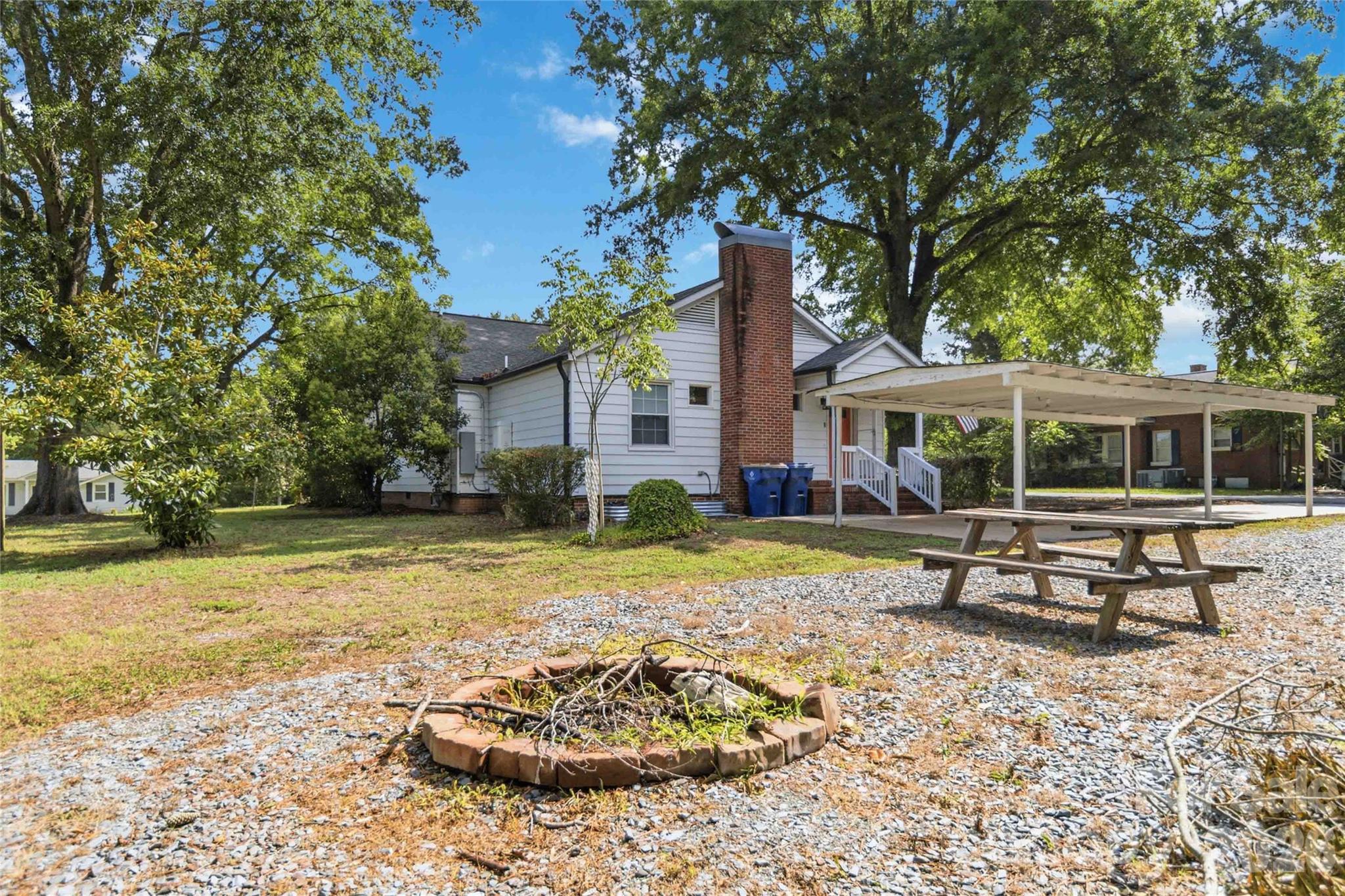 201 W Elm Street — Wingate