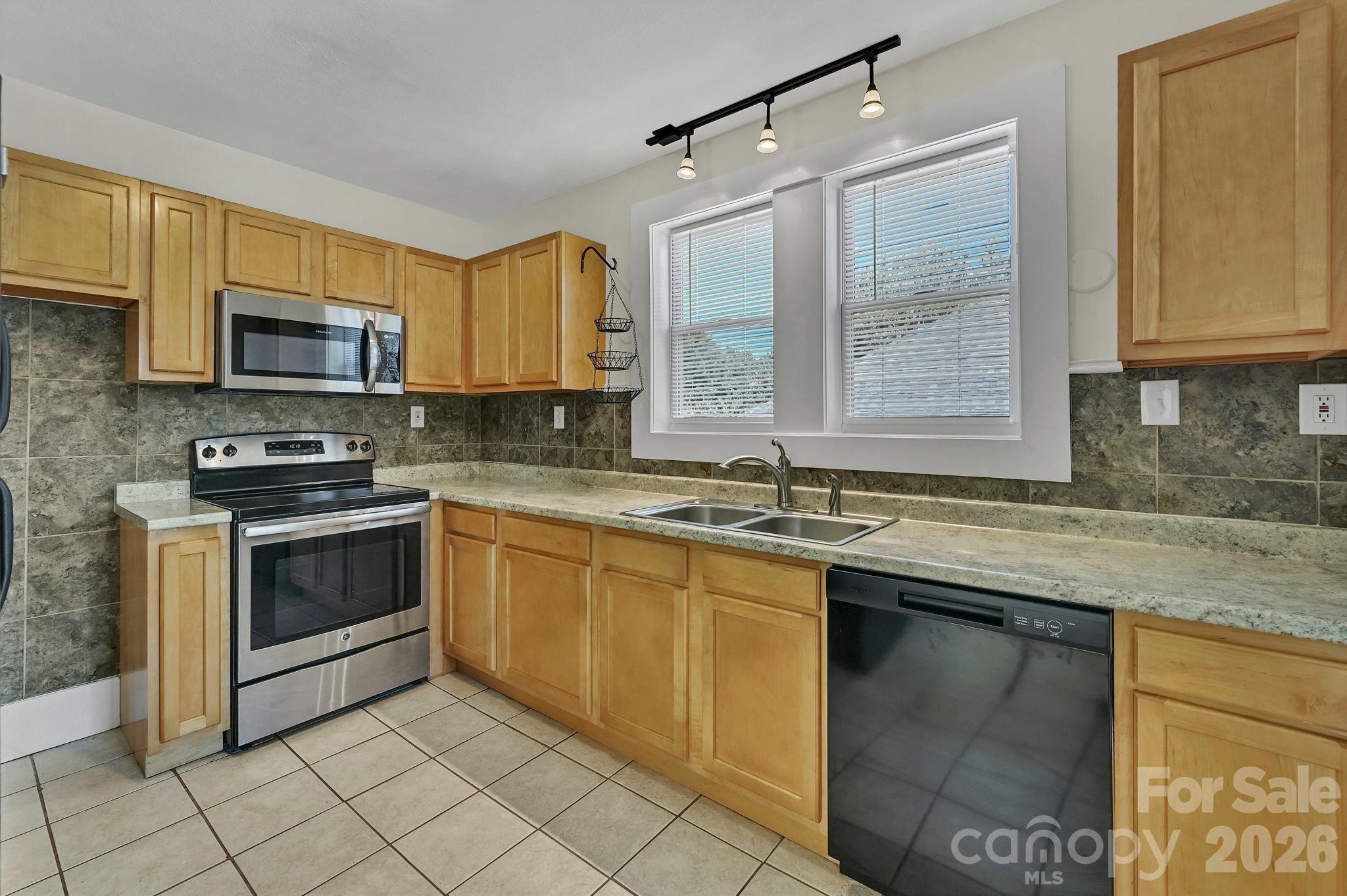10 Enka Oak Street — Candler