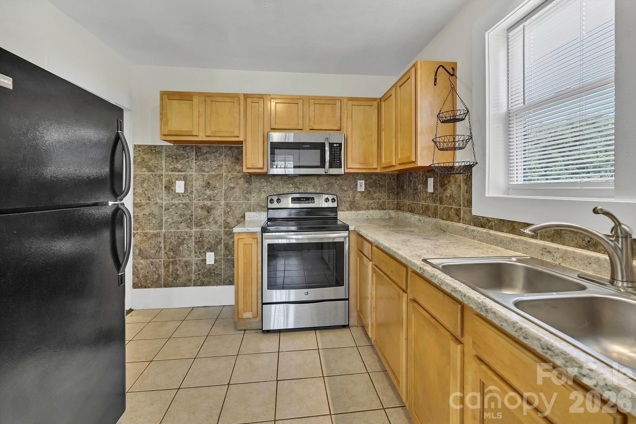 10 Enka Oak Street — Candler
