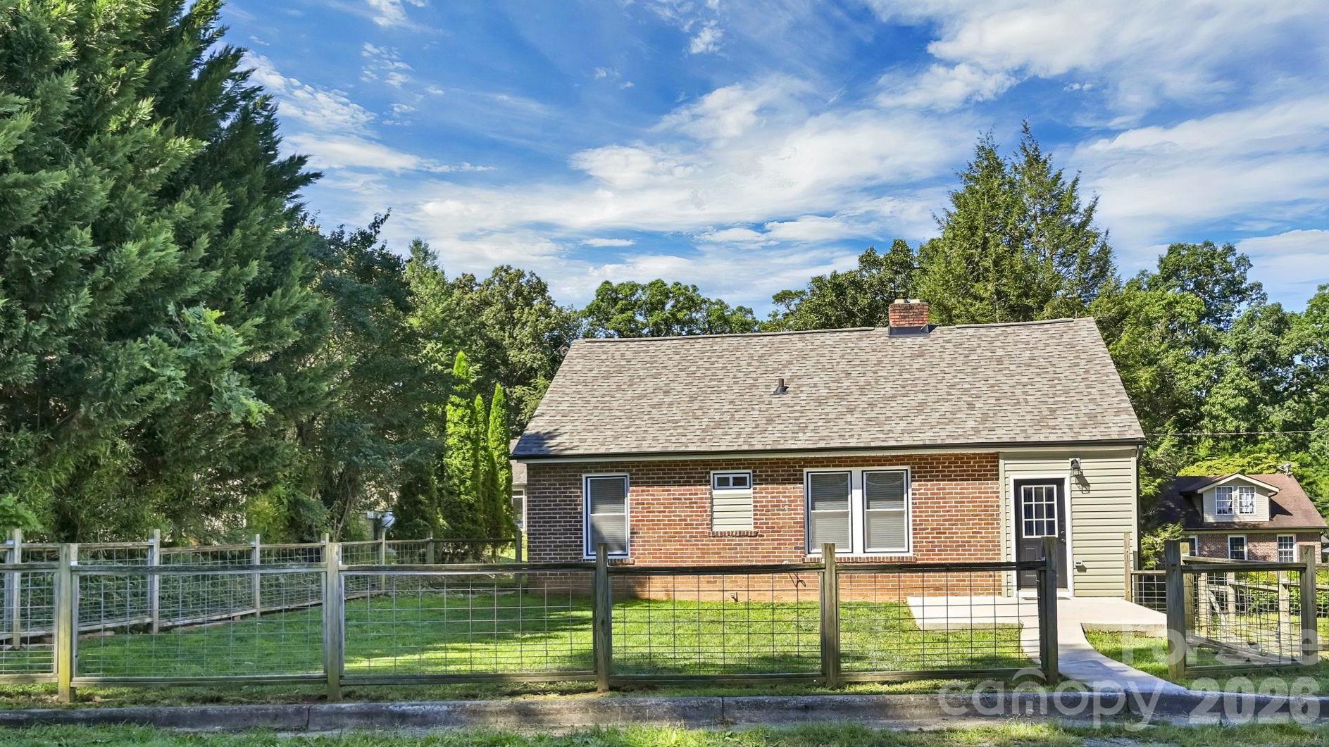 10 Enka Oak Street — Candler