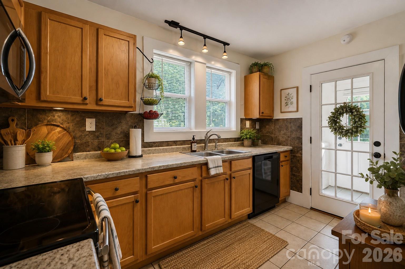 10 Enka Oak Street — Candler