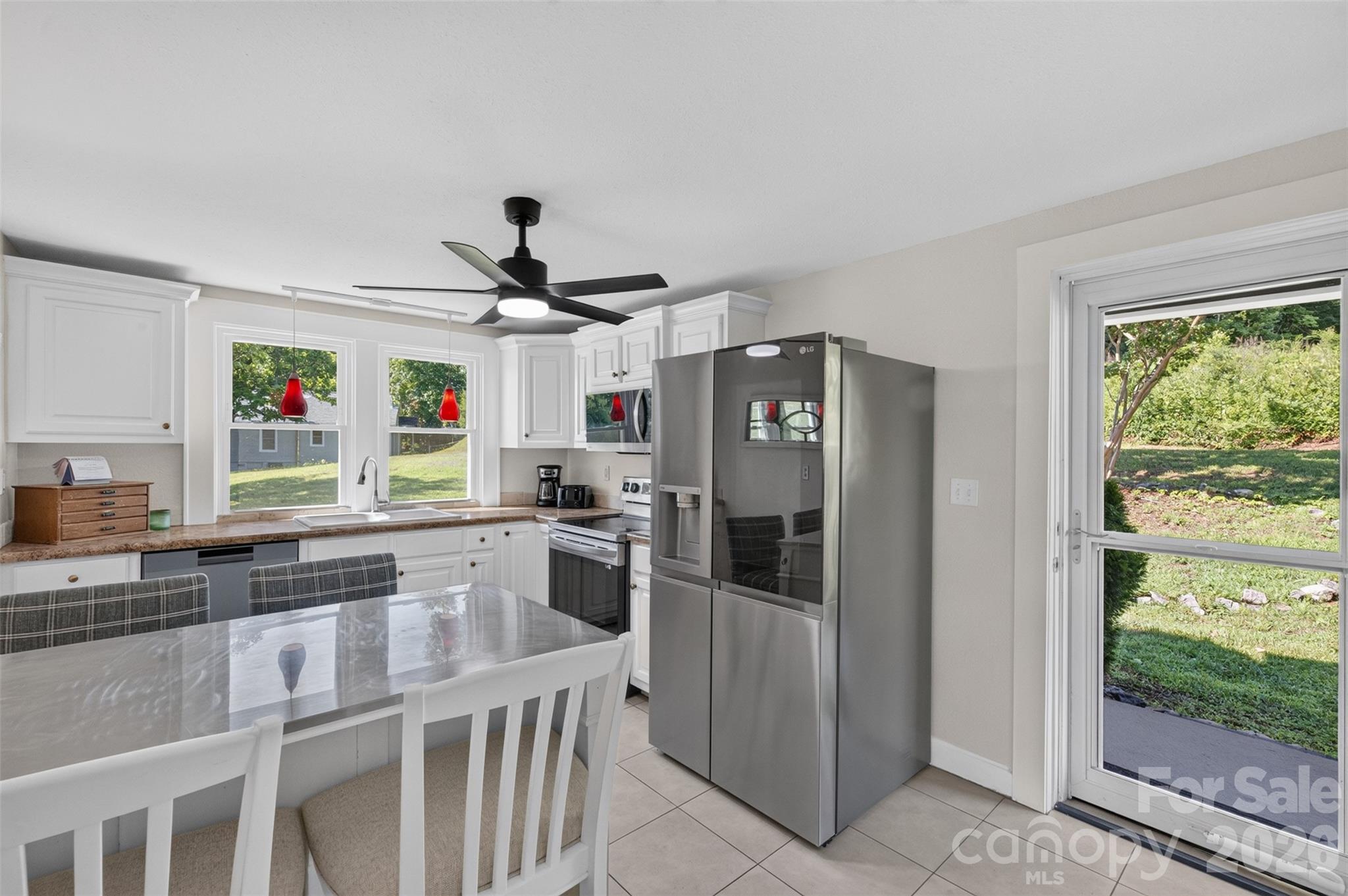 106 Lake Drive — Hickory