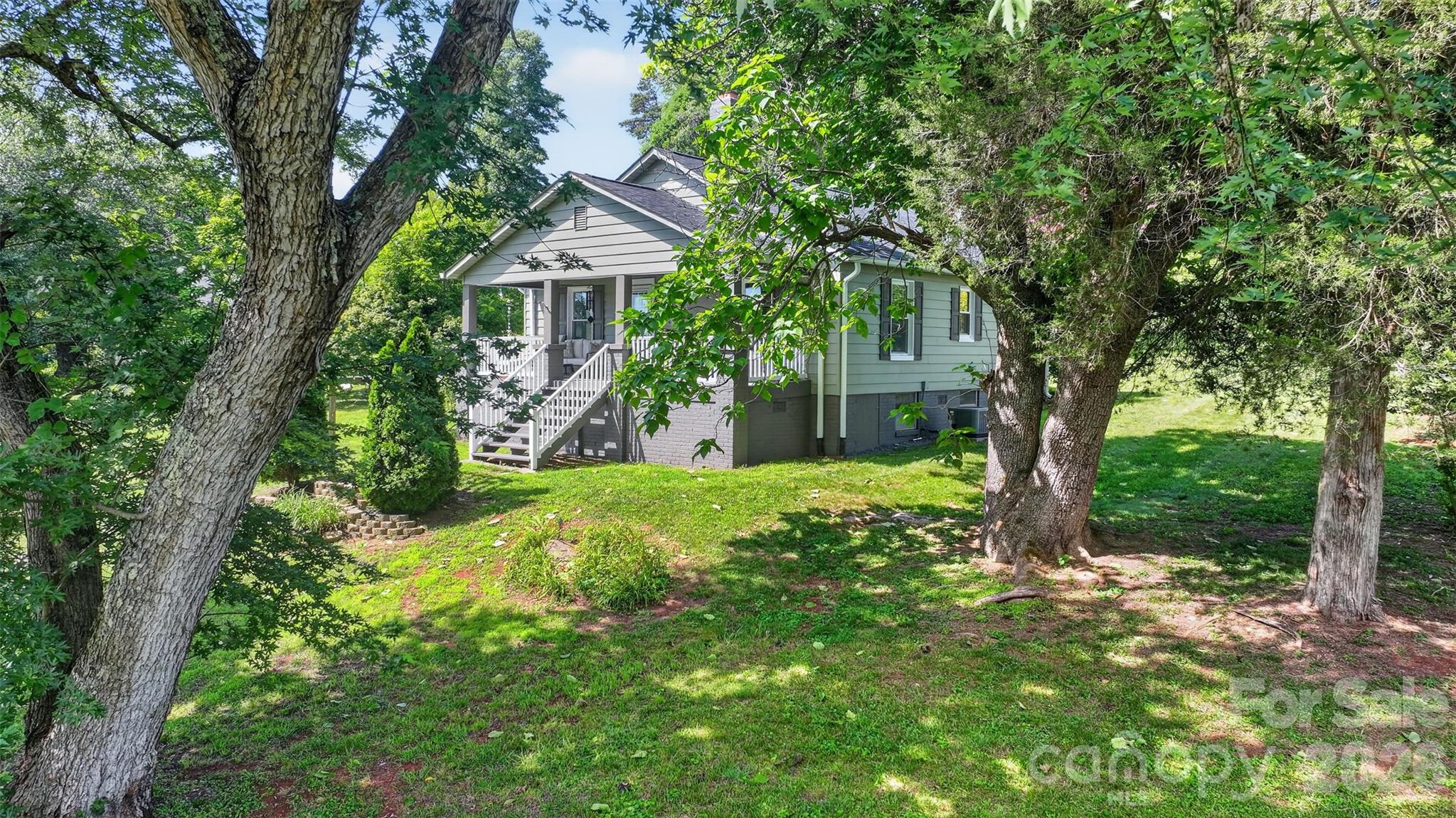 106 Lake Drive — Hickory