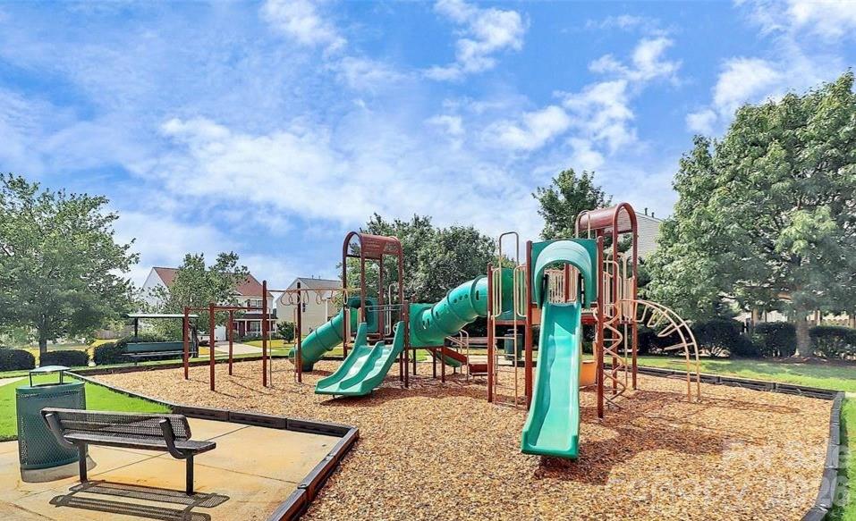 10912 Thousand Oaks Drive — Huntersville