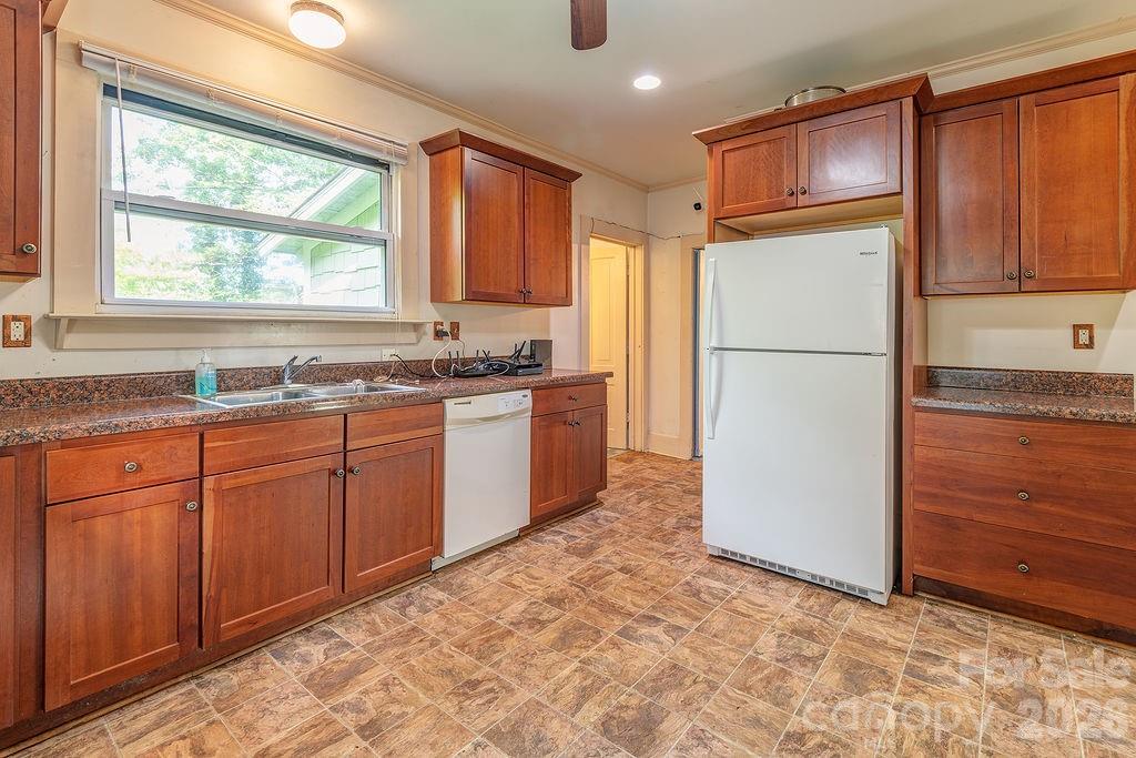 648 Lakeshore Drive — Asheville