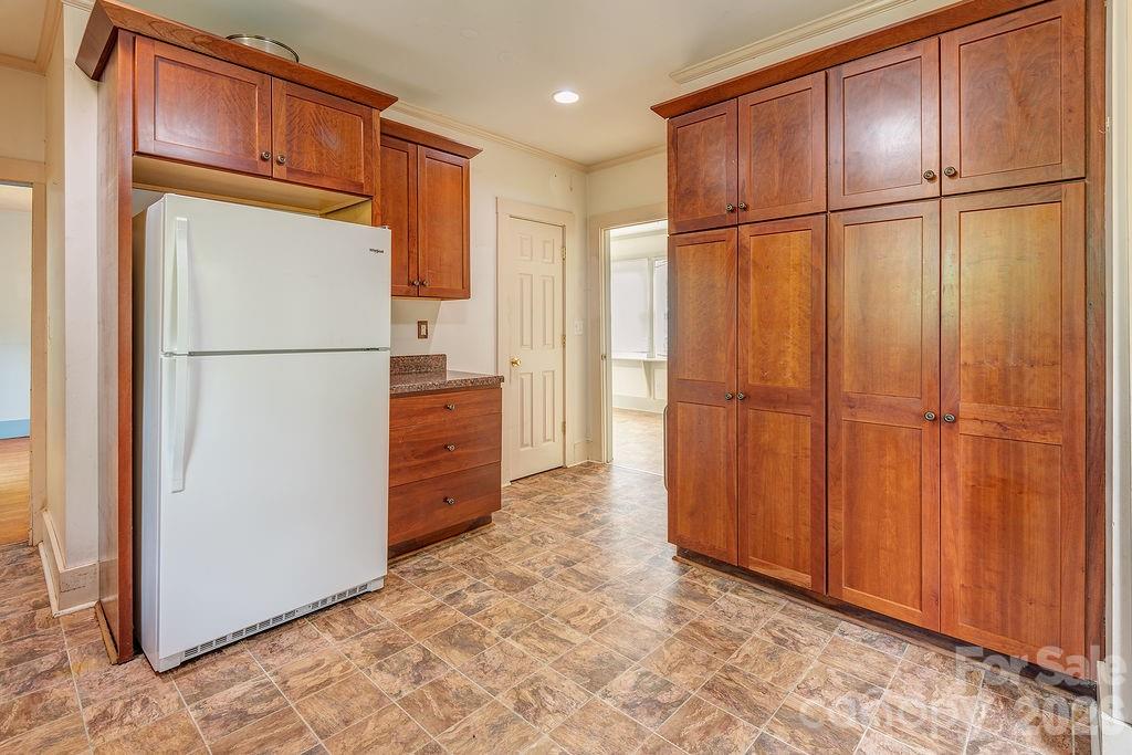 648 Lakeshore Drive — Asheville