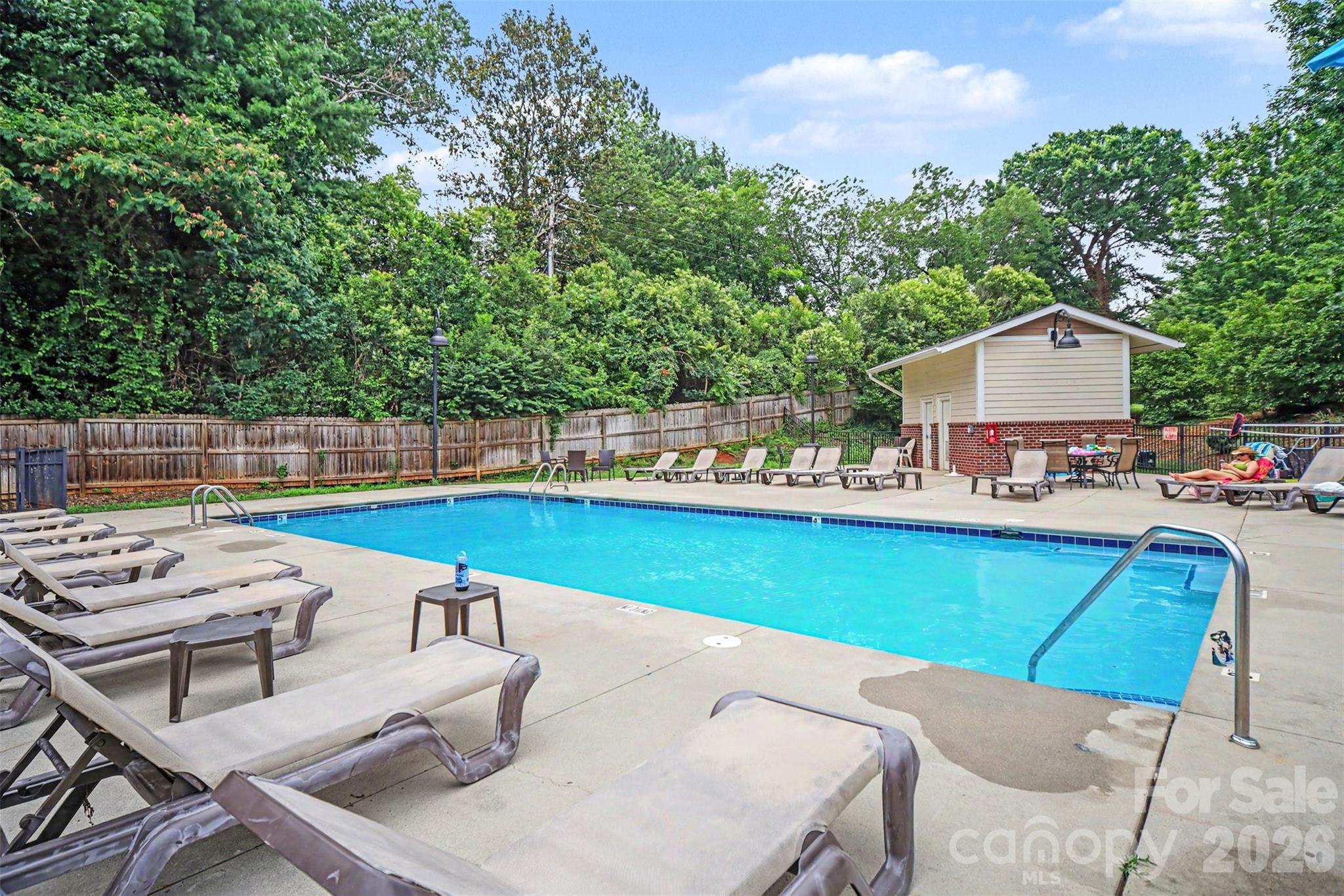 1000 E Woodlawn Road #415 — Charlotte