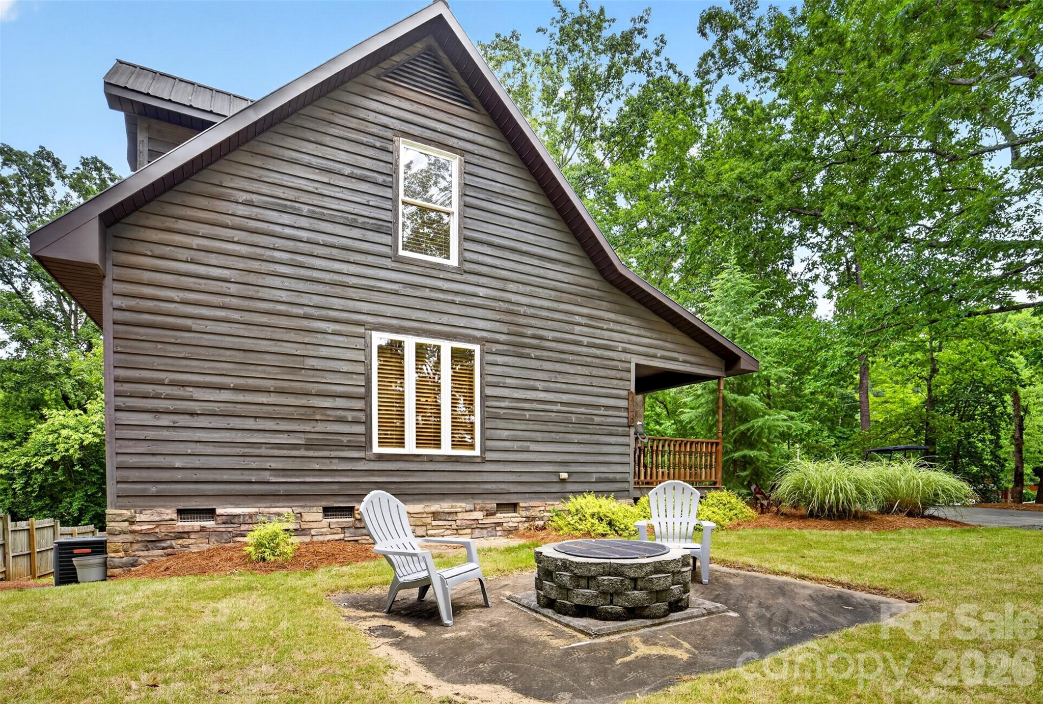 108 Beach Drive — New London