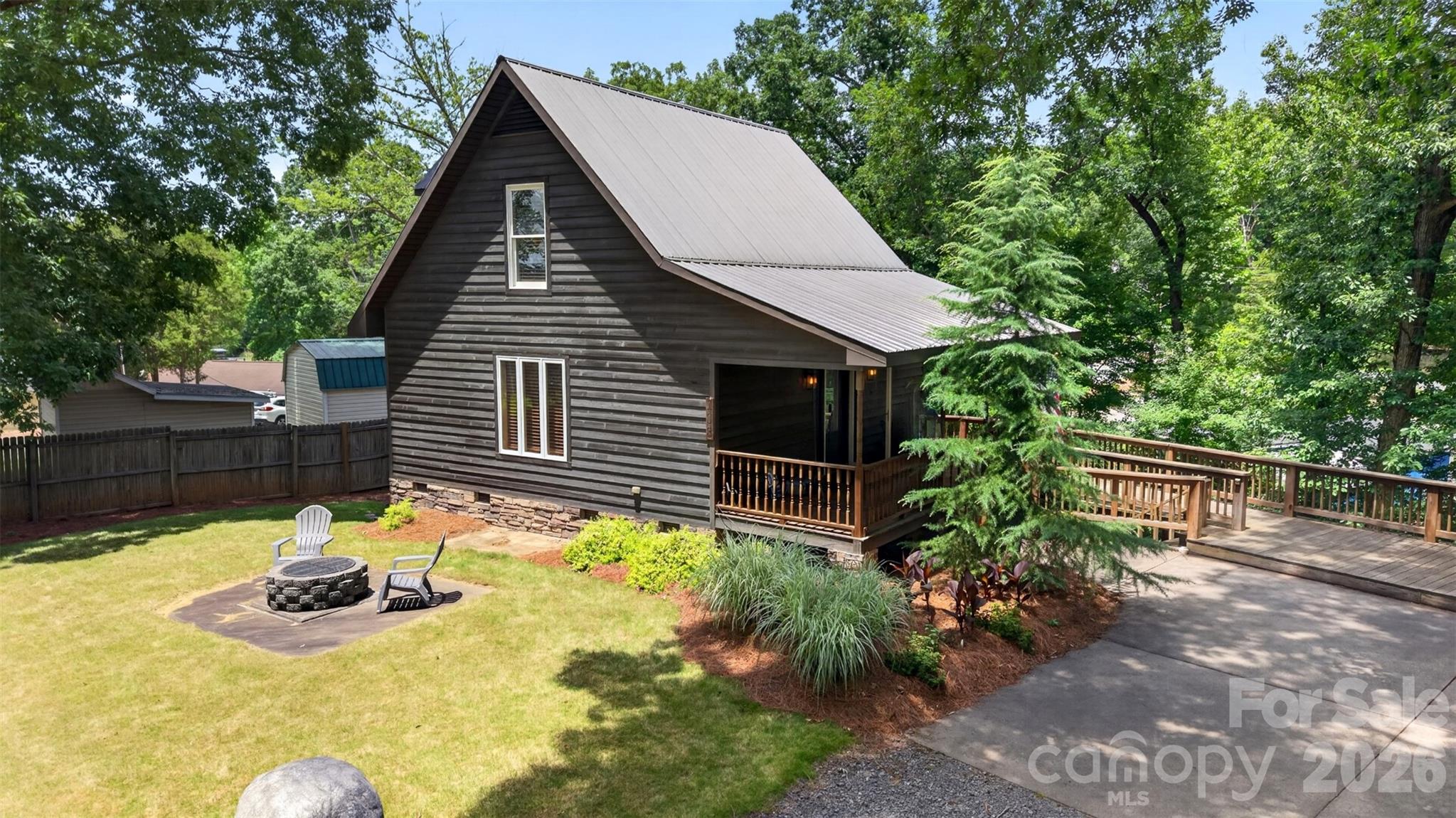 108 Beach Drive — New London