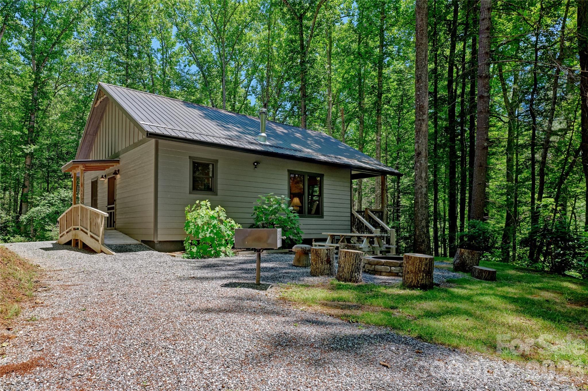4017 Canada Road — Tuckasegee