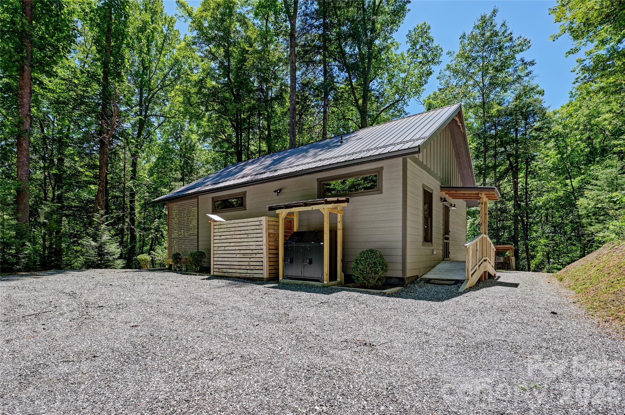 4017 Canada Road — Tuckasegee