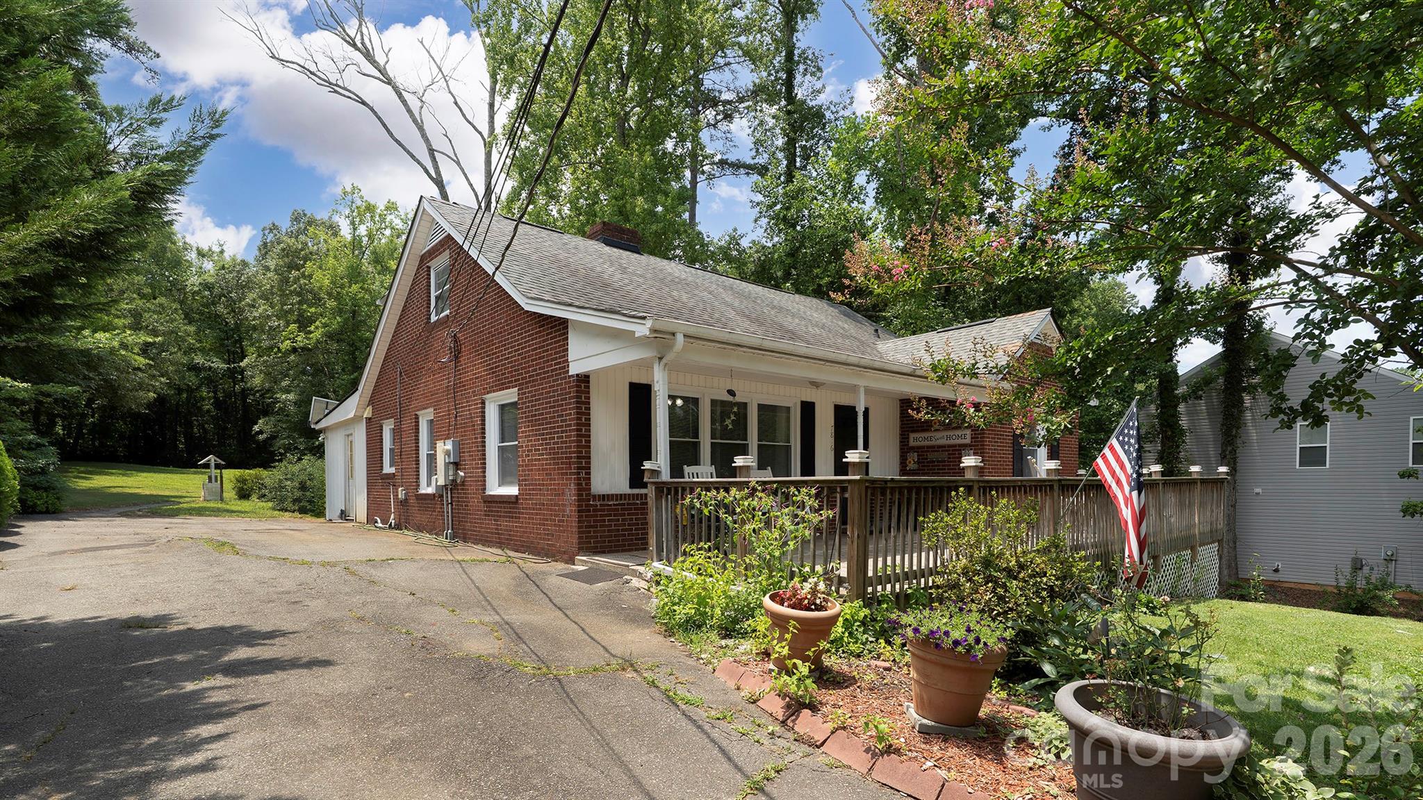 7816 E Lane Drive — Charlotte