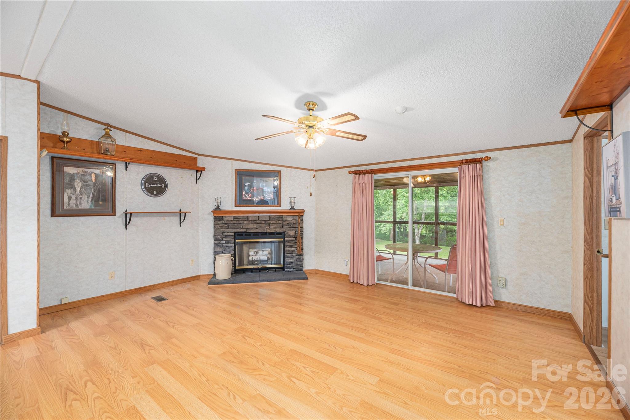 992 Brickyard Road — Horse Shoe