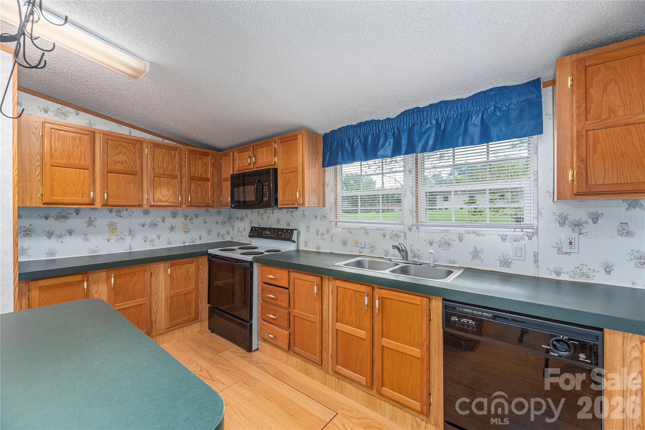 992 Brickyard Road — Horse Shoe