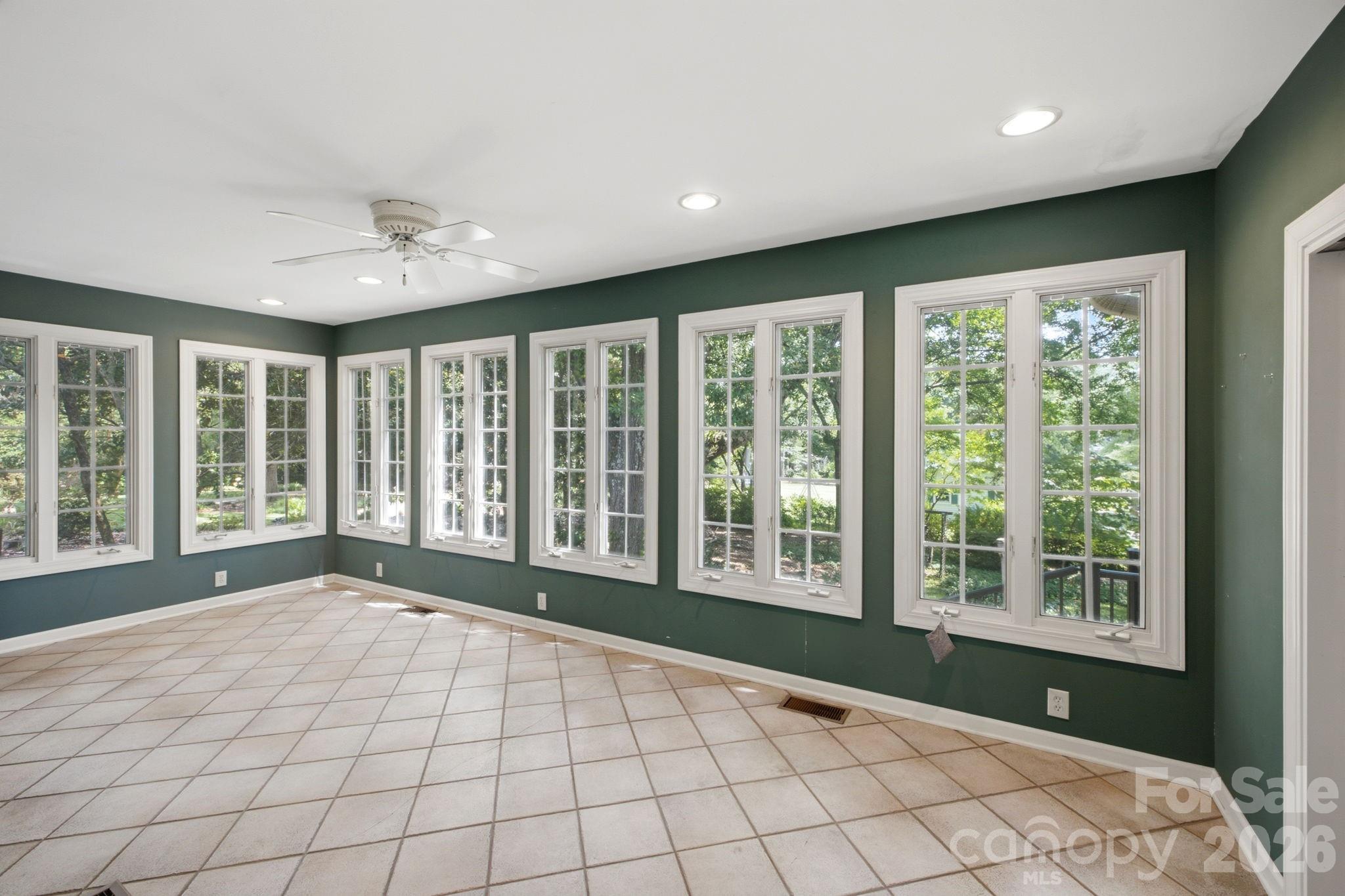 710 37th Avenue NE — Hickory