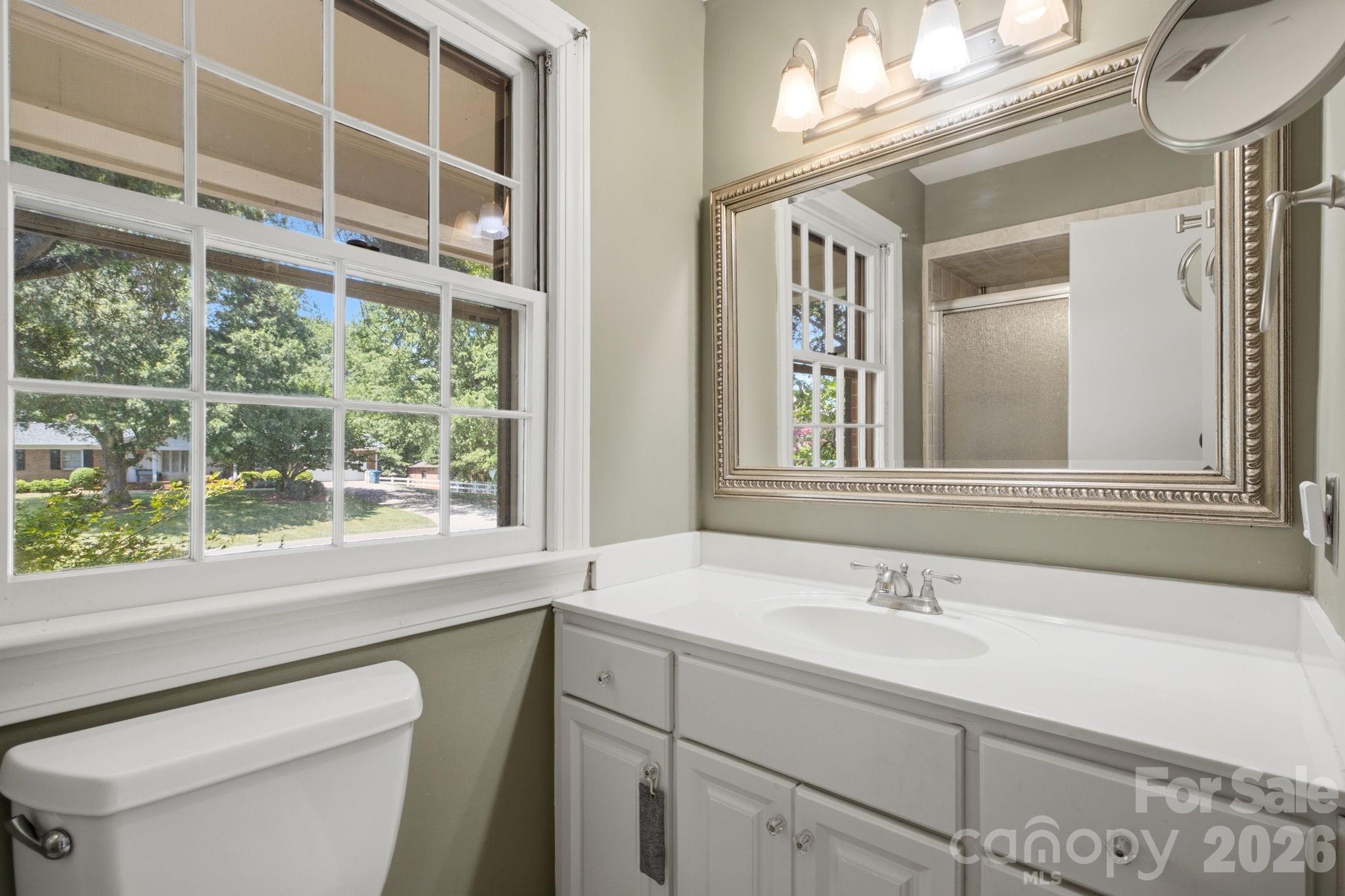 710 37th Avenue NE — Hickory