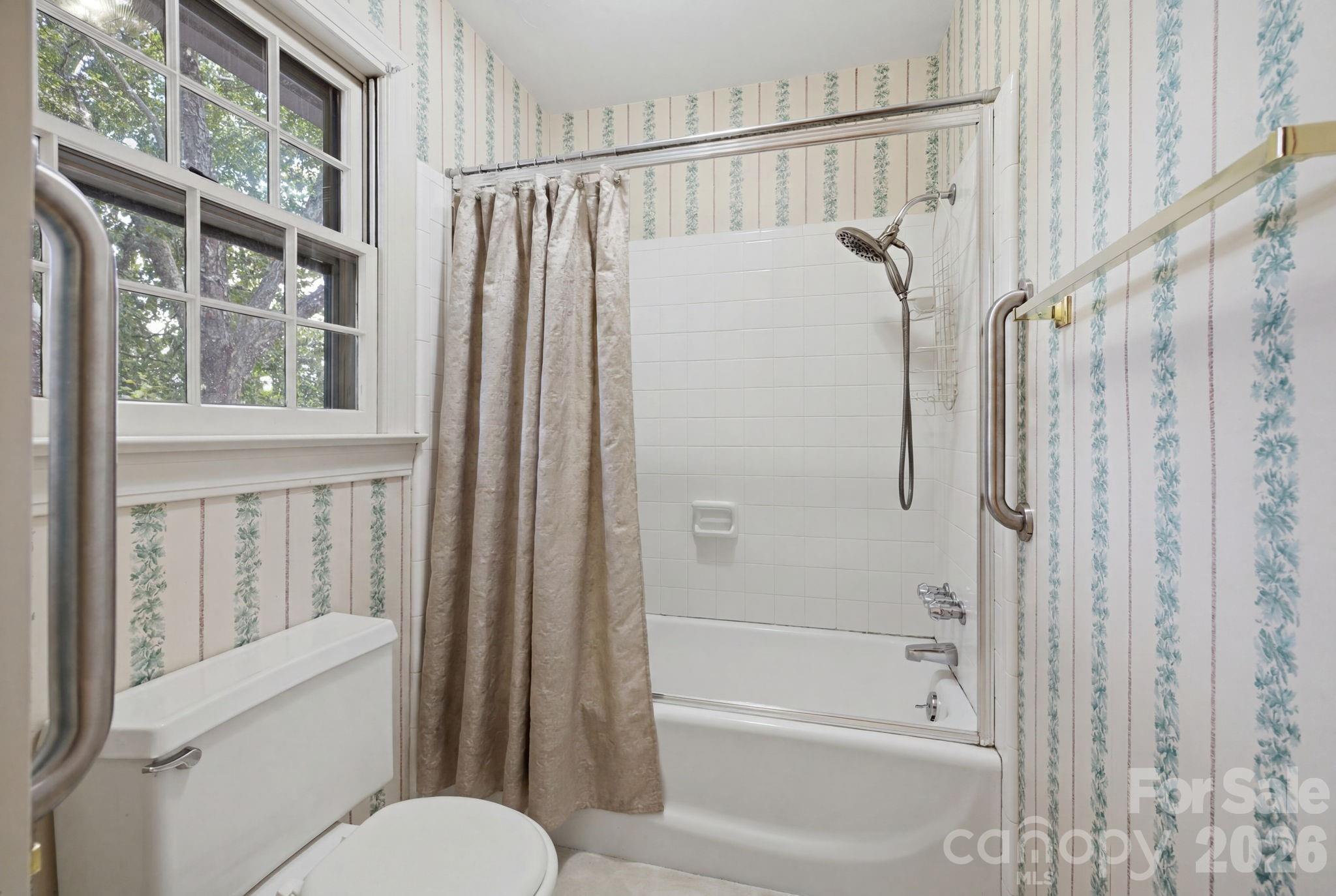 710 37th Avenue NE — Hickory