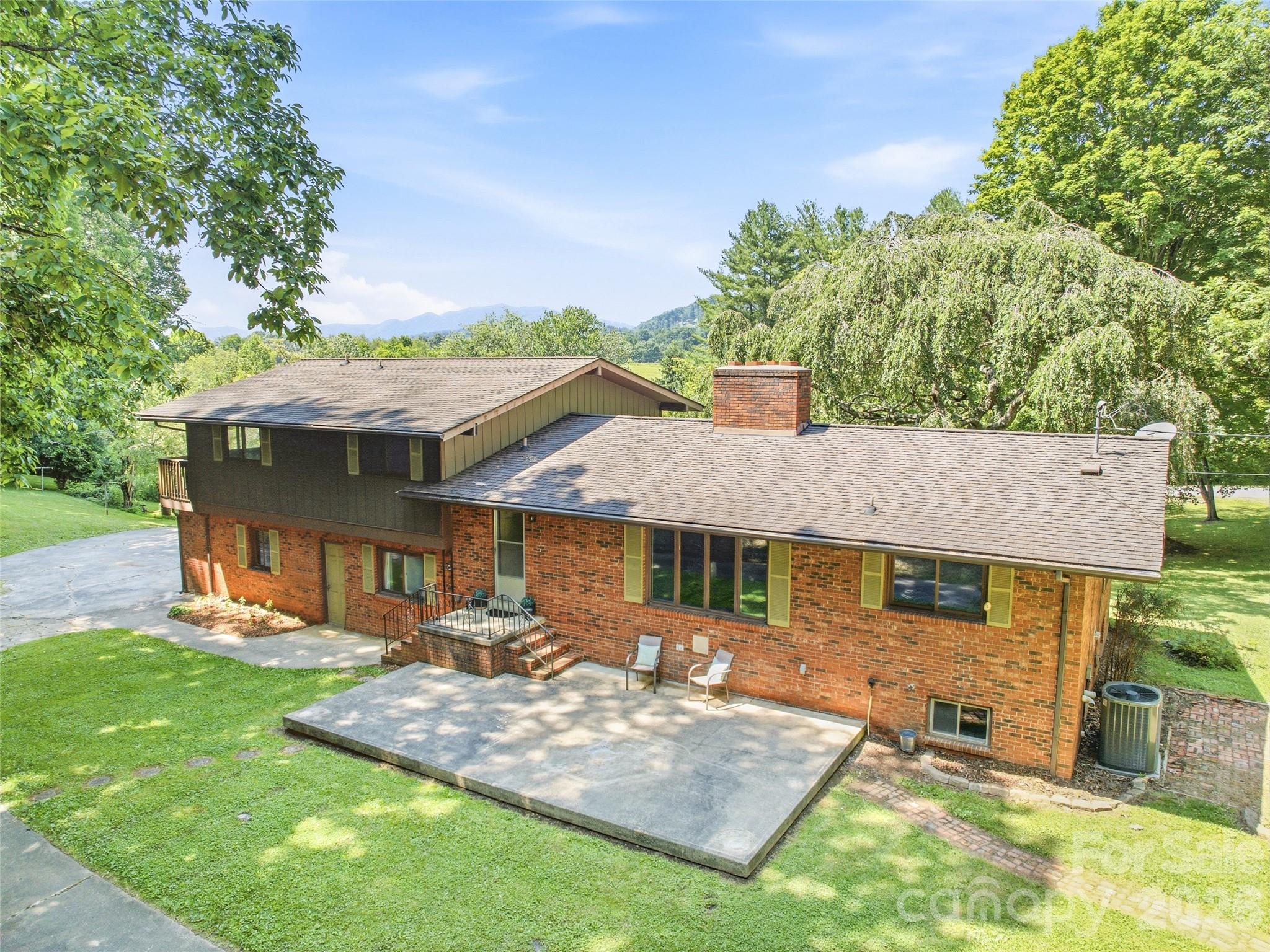 252 Big Stomp Road — Waynesville