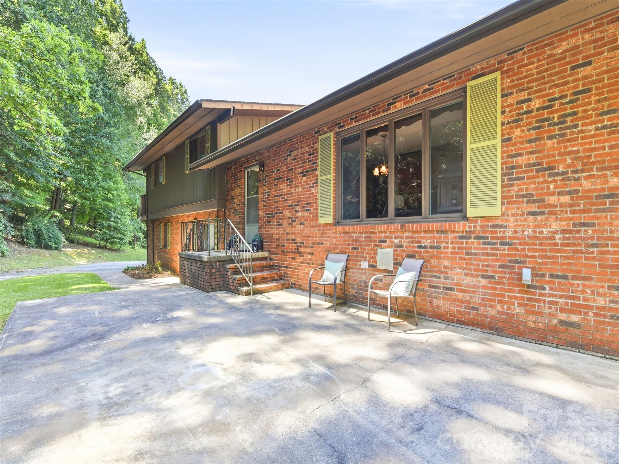 252 Big Stomp Road — Waynesville