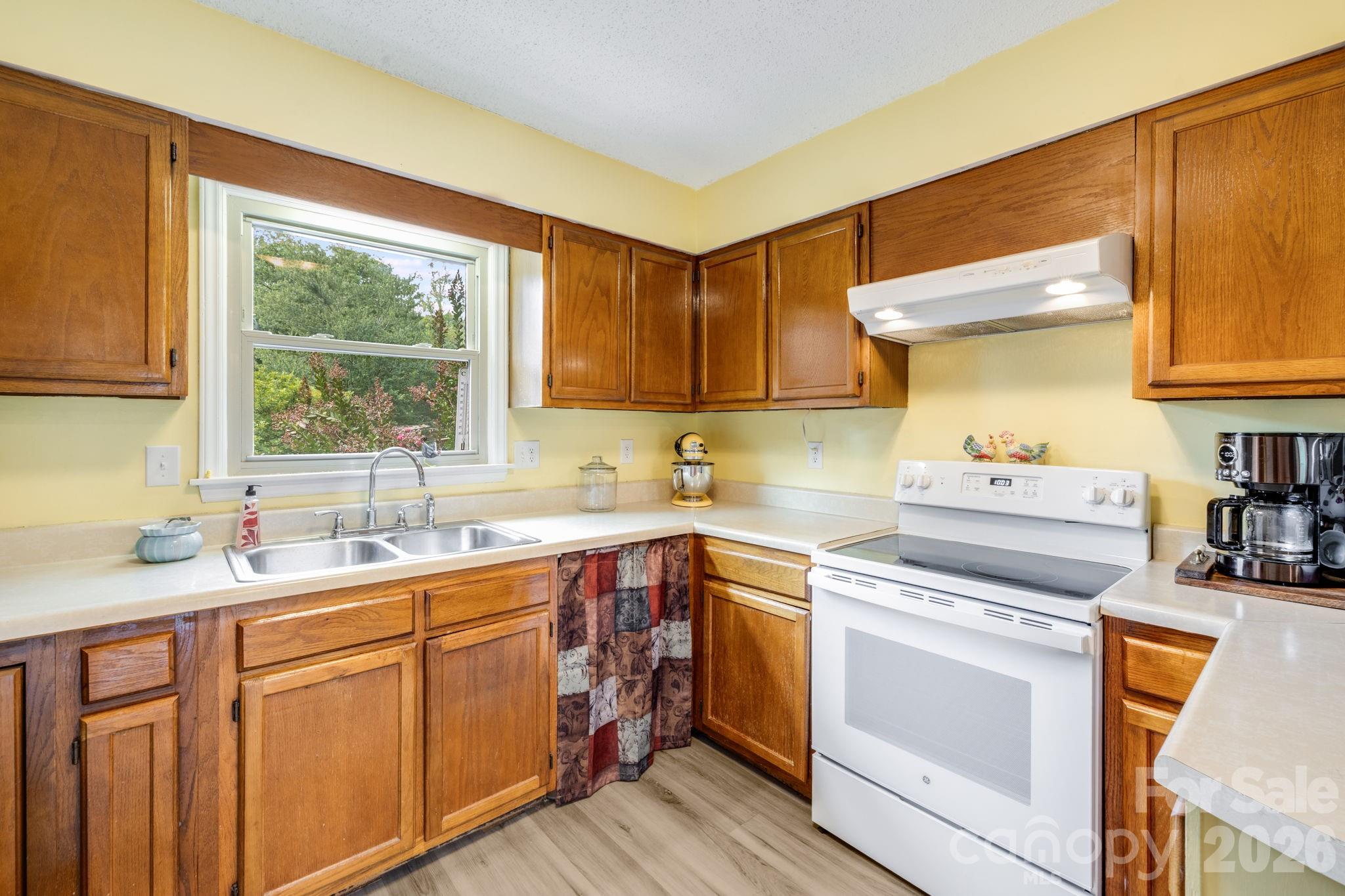 1325 4th Avenue W #C — Hendersonville