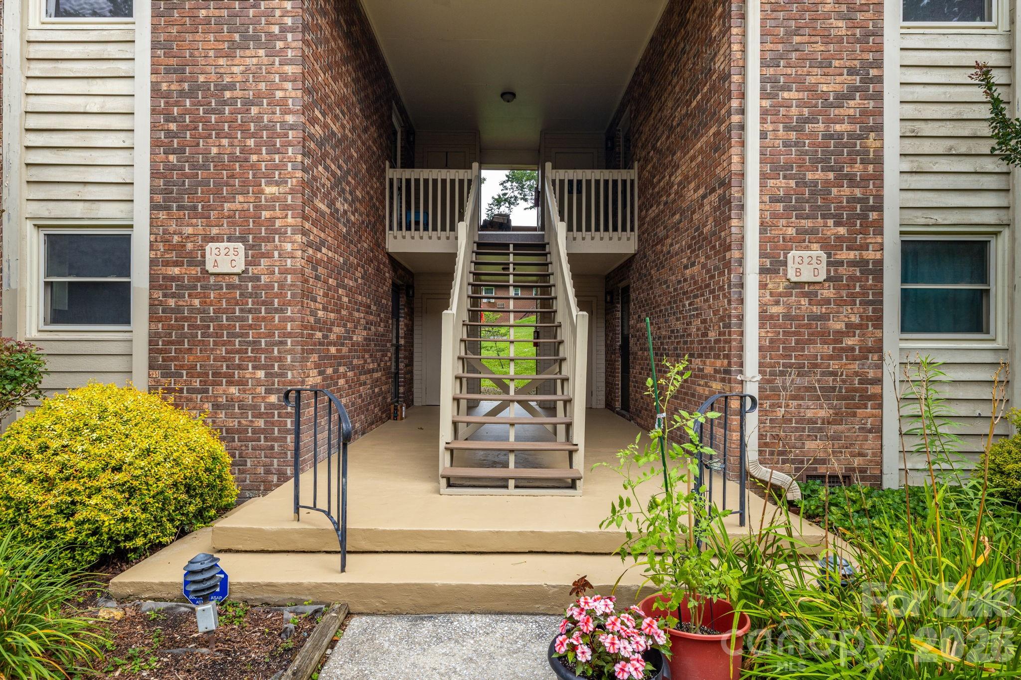 1325 4th Avenue W #C — Hendersonville