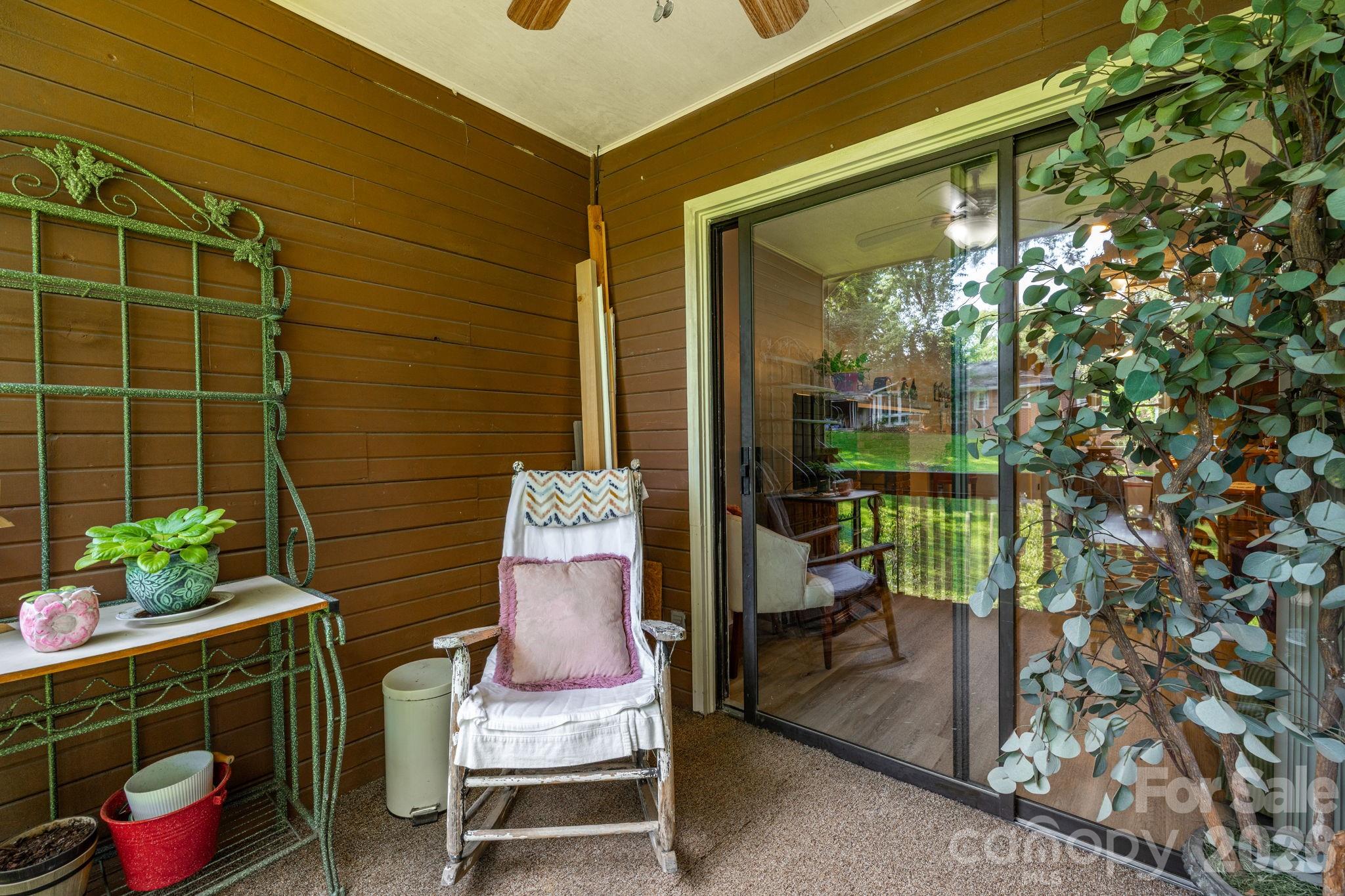 1325 4th Avenue W #C — Hendersonville