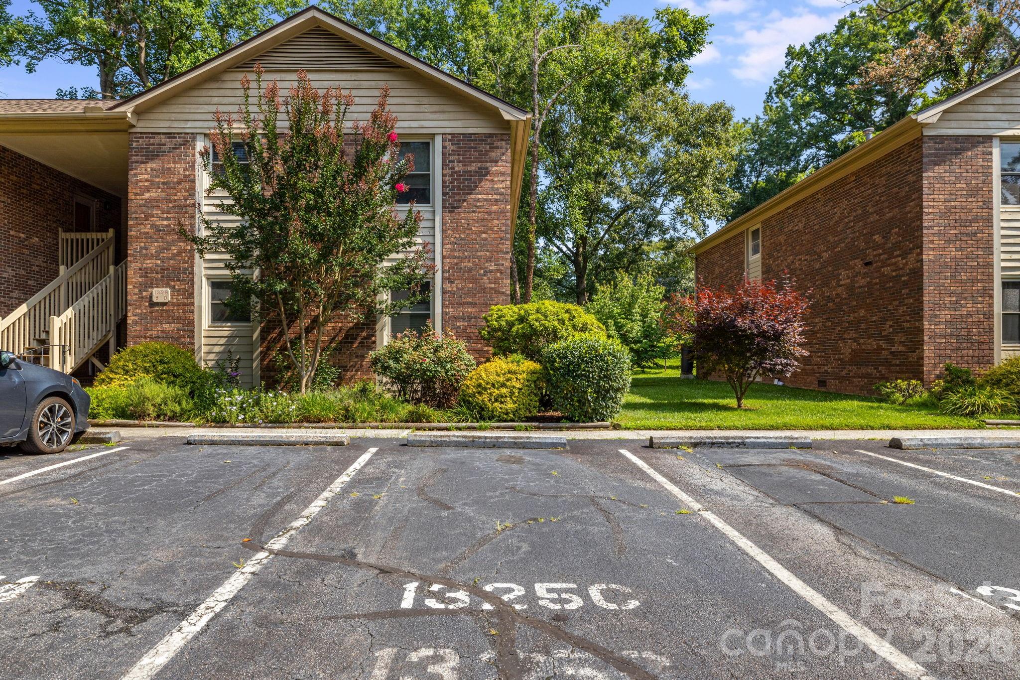 1325 4th Avenue W #C — Hendersonville