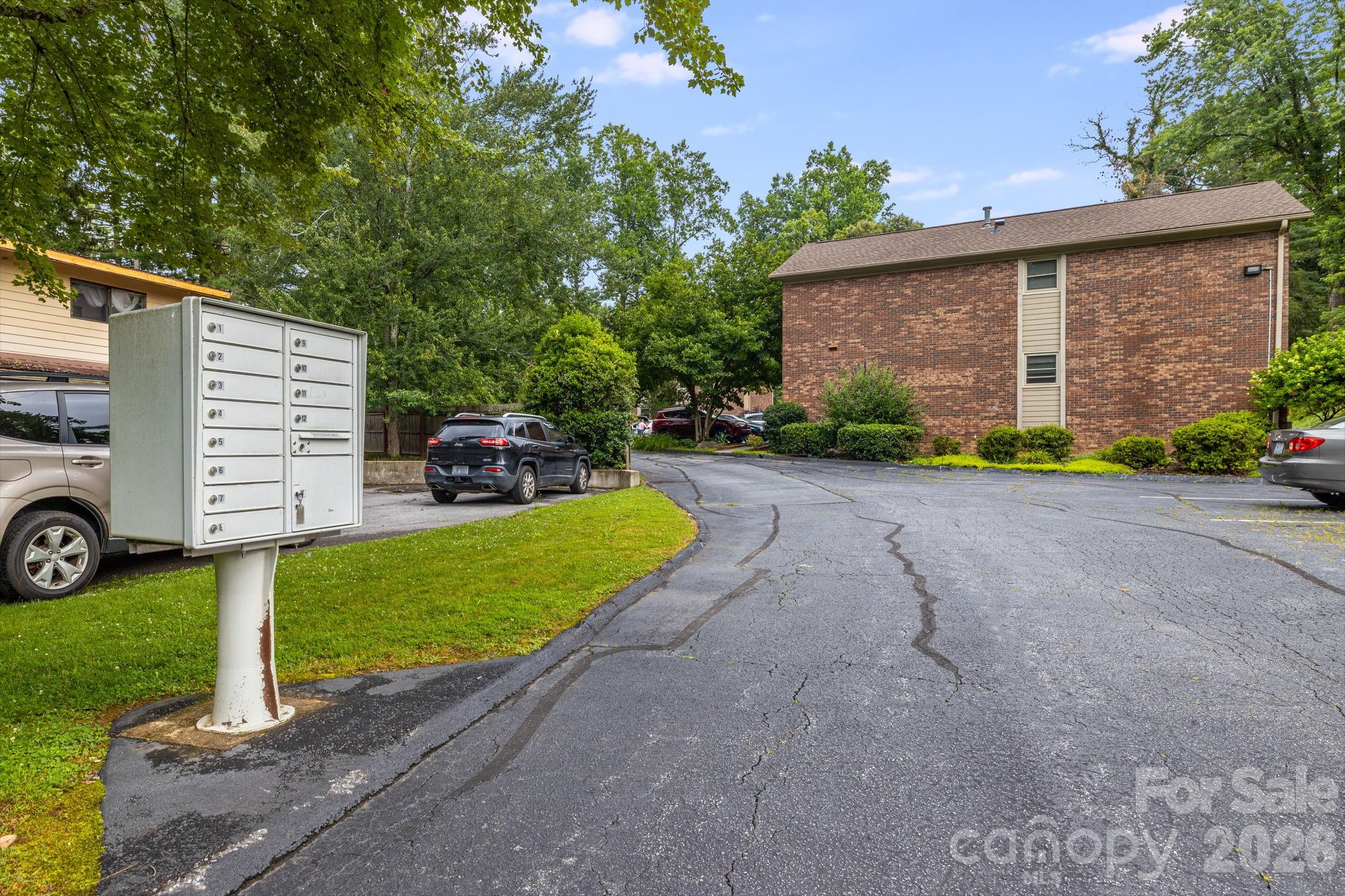 1325 4th Avenue W #C — Hendersonville