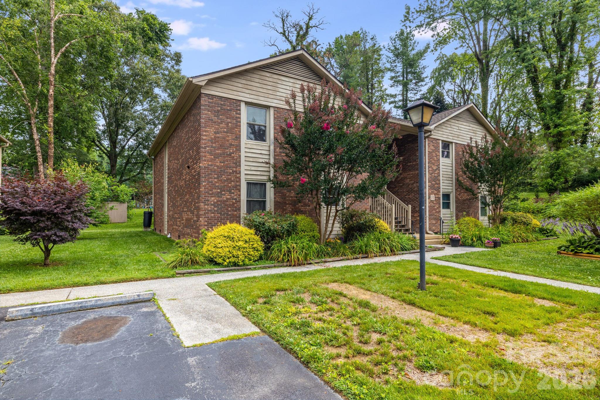 1325 4th Avenue W #C — Hendersonville