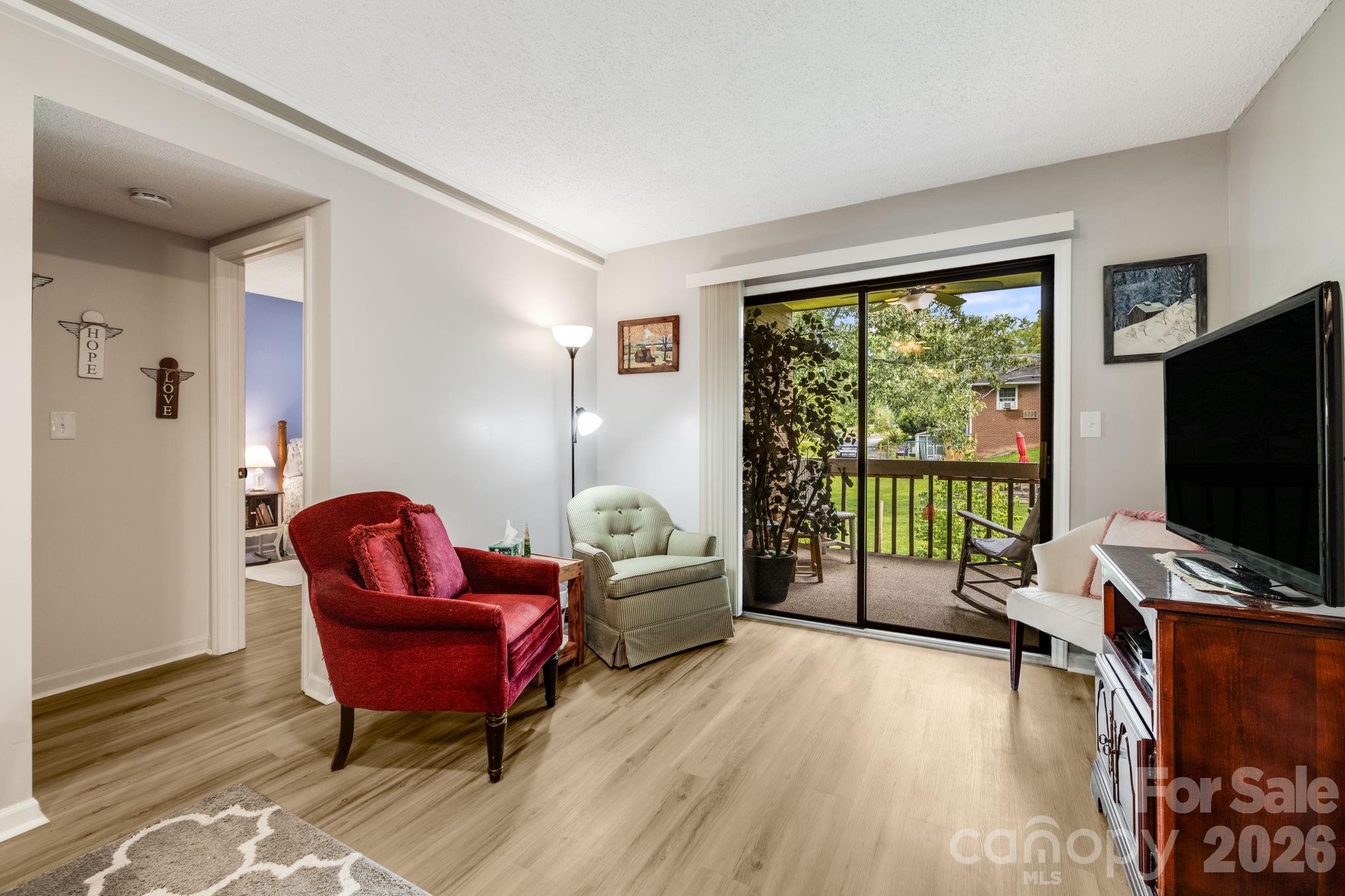 1325 4th Avenue W #C — Hendersonville