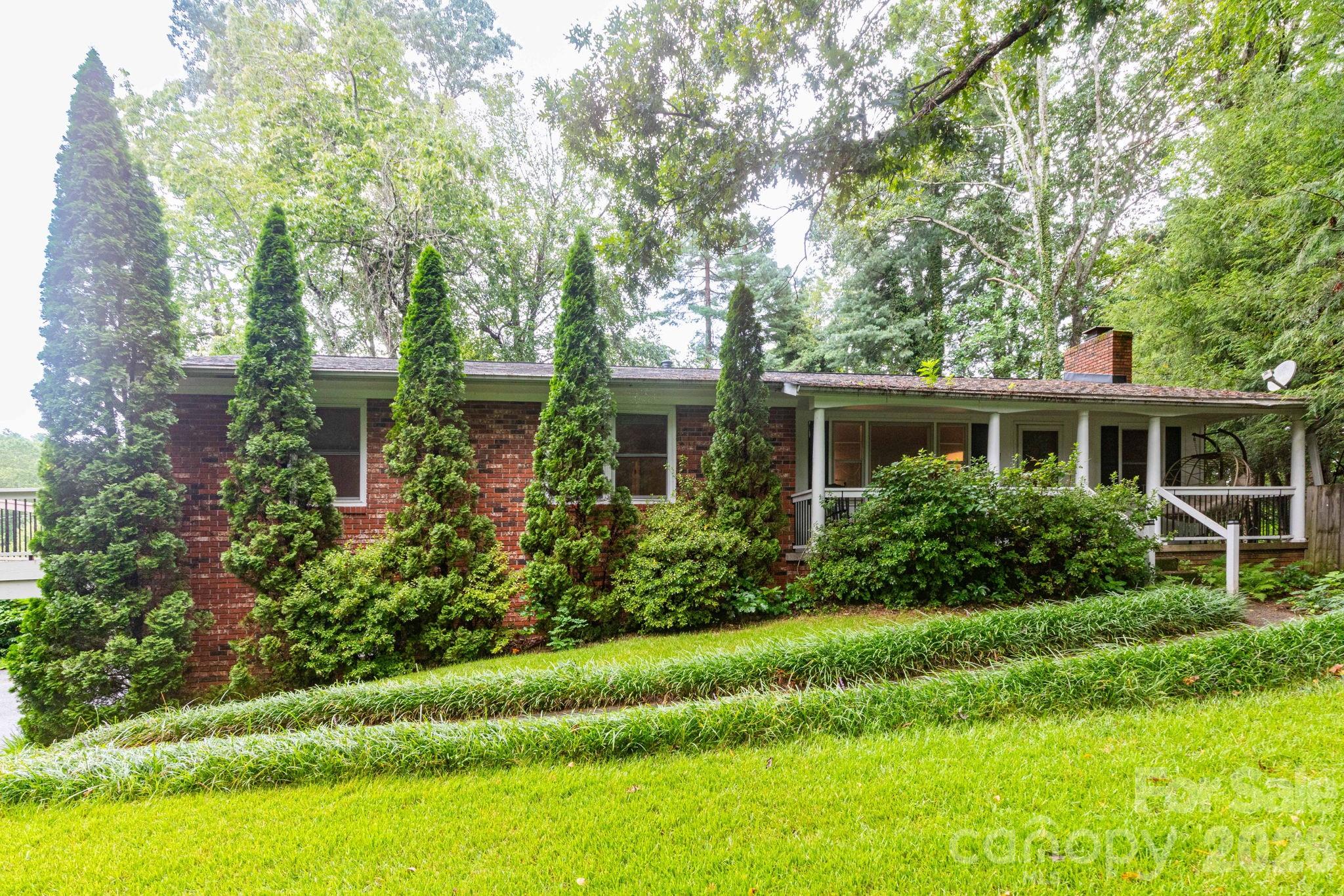 936 Toxaway Drive — Hendersonville
